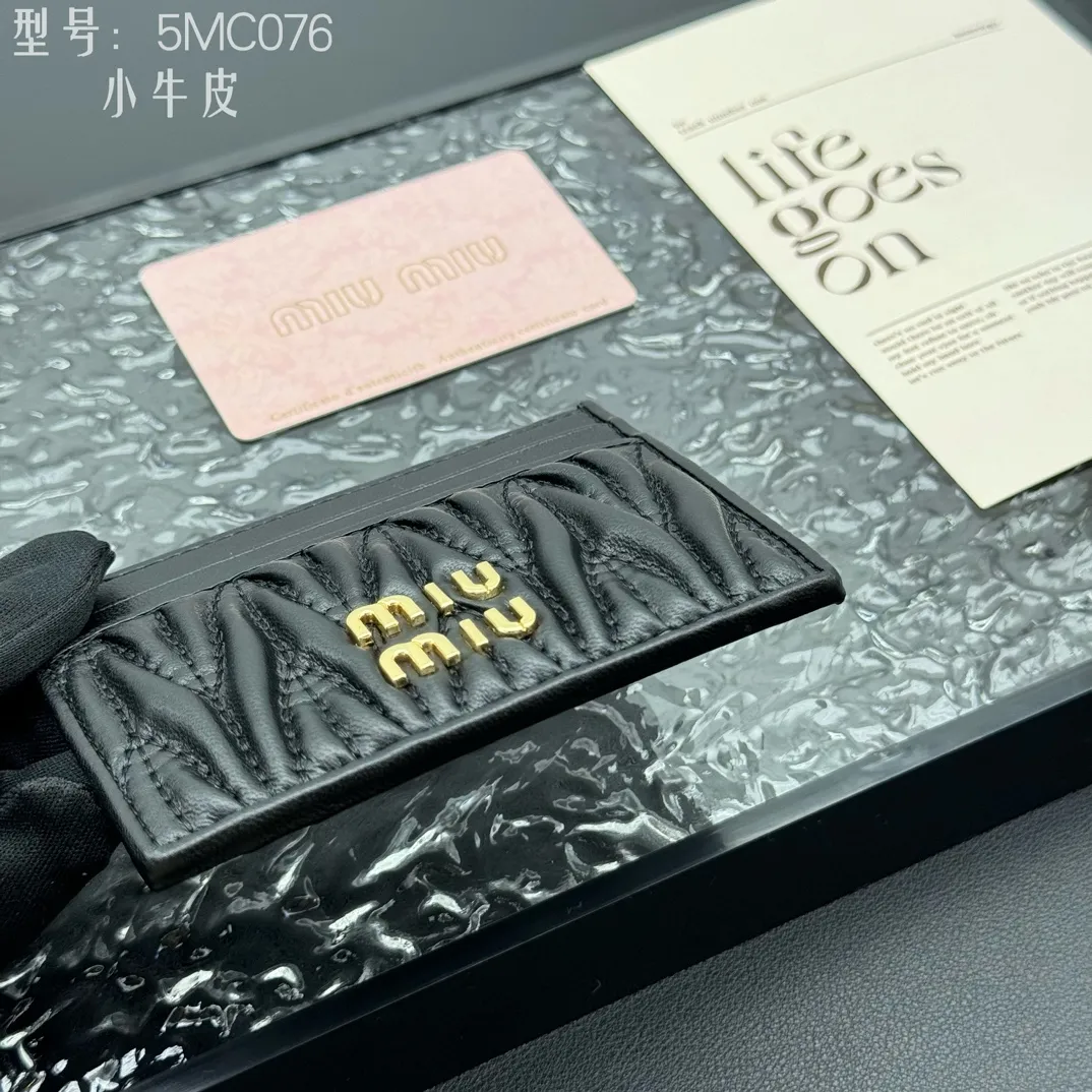 💰110 💎Upgraded original version (quality comparable to the original) pocket wallet💗 Equipped with calfskin, built-in small aromatherapy, new card holder, 💃💃top imported cowhide material 🐮👋Matelasse pattern, miu logo hot stamping inside 💞Six card slots, Moire and leather lining, Model: 5MC076 Size: 8X10.5