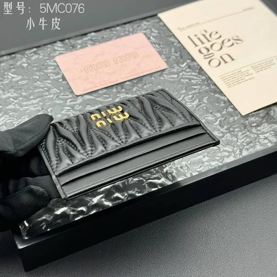💰110 💎Upgraded original version (quality comparable to the original) pocket wallet💗 Equipped with calfskin, built-in small aromatherapy, new card holder, 💃💃top imported cowhide material 🐮👋Matelasse pattern, miu logo hot stamping inside 💞Six card slots, Moire and leather lining, Model: 5MC076 Size: 8X10.5
