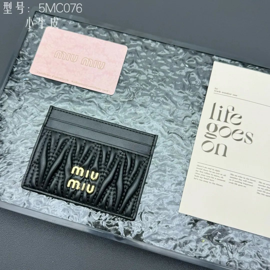 💰110 💎Upgraded original version (quality comparable to the original) pocket wallet💗 Equipped with calfskin, built-in small aromatherapy, new card holder, 💃💃top imported cowhide material 🐮👋Matelasse pattern, miu logo hot stamping inside 💞Six card slots, Moire and leather lining, Model: 5MC076 Size: 8X10.5