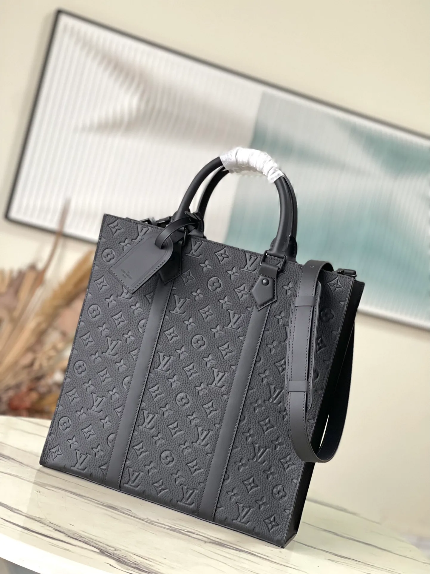 💰1180 (top-grain leather) top-quality original M21866 full leather. This Sac Plat handbag is made of Monogram embossed Taurillon leather. It focuses on straight lines, clear edges and corners, leather side straps and rolled leather handles. It uses functional design to highlight fashionable style. The padded compartment holds a laptop, and the removable and adjustable shoulder strap makes it easy to carry over your shoulder. Dimensions: 36.5 × 38 × 9 cm