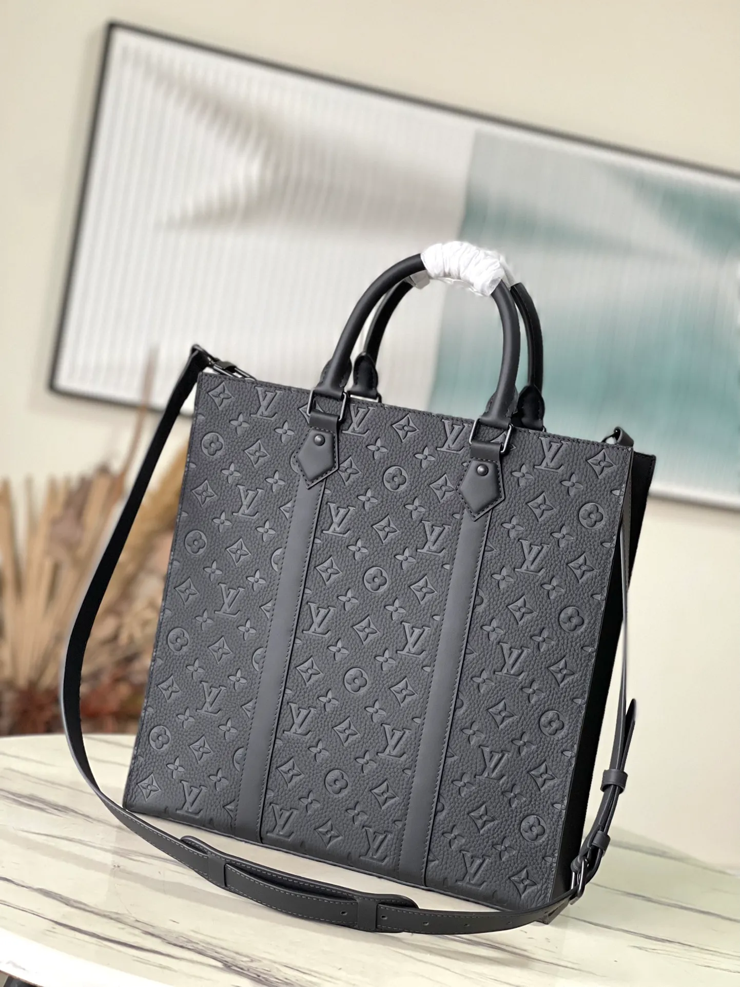 💰1180 (top-grain leather) top-quality original M21866 full leather. This Sac Plat handbag is made of Monogram embossed Taurillon leather. It focuses on straight lines, clear edges and corners, leather side straps and rolled leather handles. It uses functional design to highlight fashionable style. The padded compartment holds a laptop, and the removable and adjustable shoulder strap makes it easy to carry over your shoulder. Dimensions: 36.5 × 38 × 9 cm