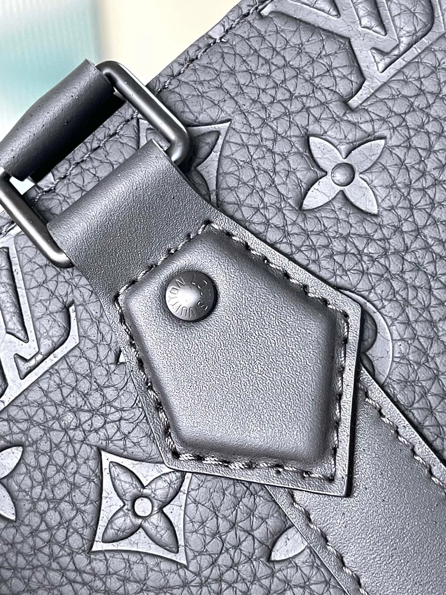 💰1180 (top-grain leather) top-quality original M21866 full leather. This Sac Plat handbag is made of Monogram embossed Taurillon leather. It focuses on straight lines, clear edges and corners, leather side straps and rolled leather handles. It uses functional design to highlight fashionable style. The padded compartment holds a laptop, and the removable and adjustable shoulder strap makes it easy to carry over your shoulder. Dimensions: 36.5 × 38 × 9 cm