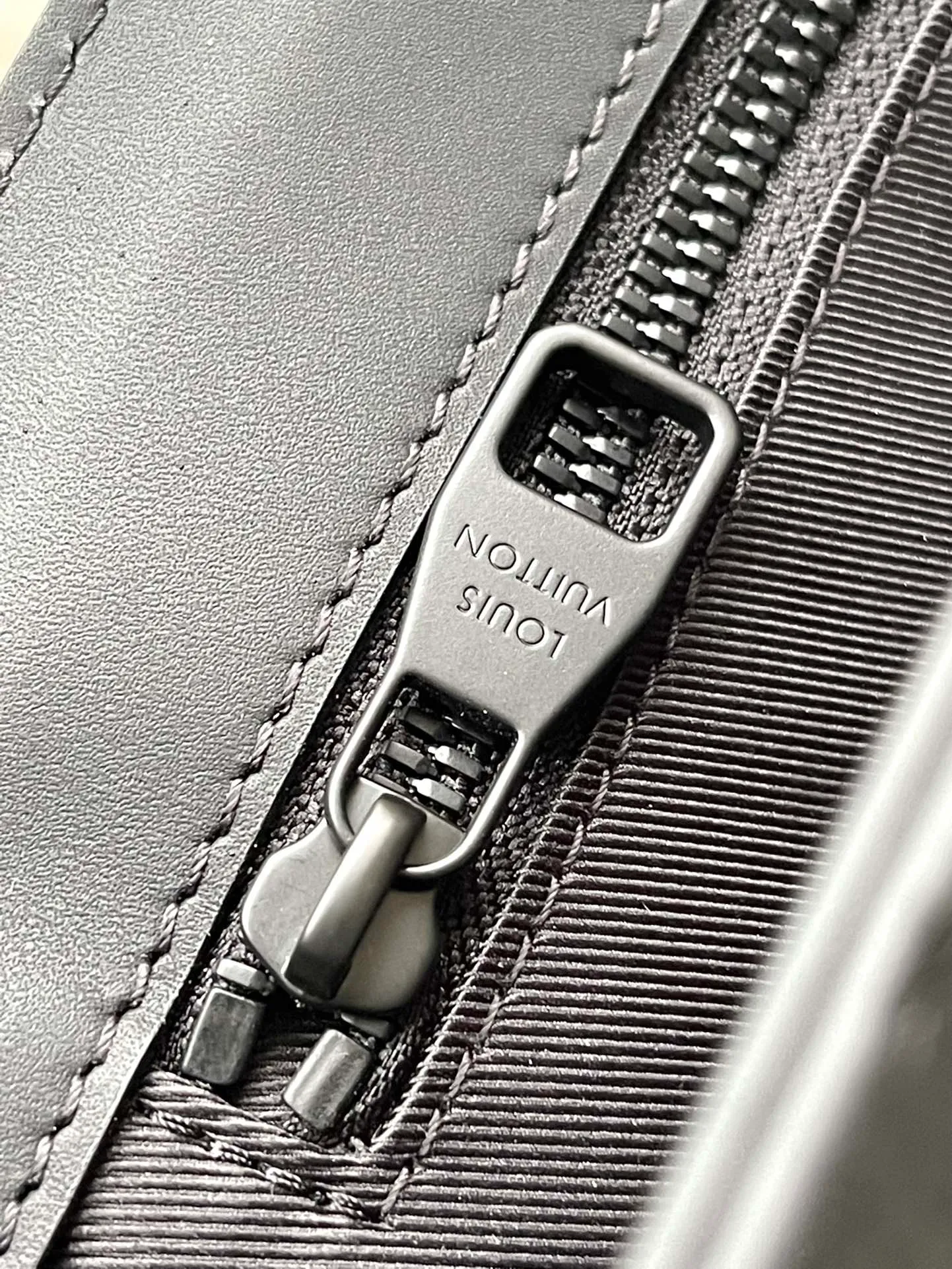 💰1180 (top-grain leather) top-quality original M21866 full leather. This Sac Plat handbag is made of Monogram embossed Taurillon leather. It focuses on straight lines, clear edges and corners, leather side straps and rolled leather handles. It uses functional design to highlight fashionable style. The padded compartment holds a laptop, and the removable and adjustable shoulder strap makes it easy to carry over your shoulder. Dimensions: 36.5 × 38 × 9 cm
