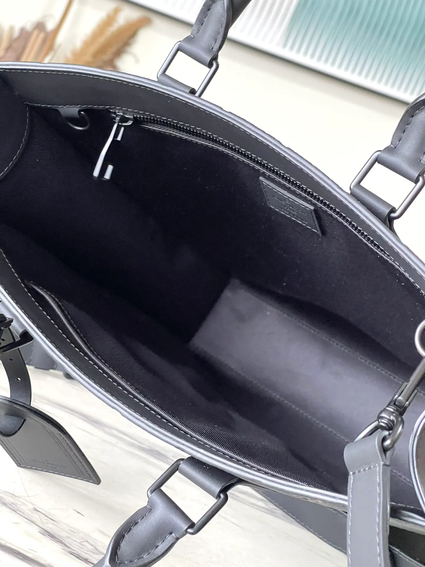💰1180 (top-grain leather) top-quality original M21866 full leather. This Sac Plat handbag is made of Monogram embossed Taurillon leather. It focuses on straight lines, clear edges and corners, leather side straps and rolled leather handles. It uses functional design to highlight fashionable style. The padded compartment holds a laptop, and the removable and adjustable shoulder strap makes it easy to carry over your shoulder. Dimensions: 36.5 × 38 × 9 cm