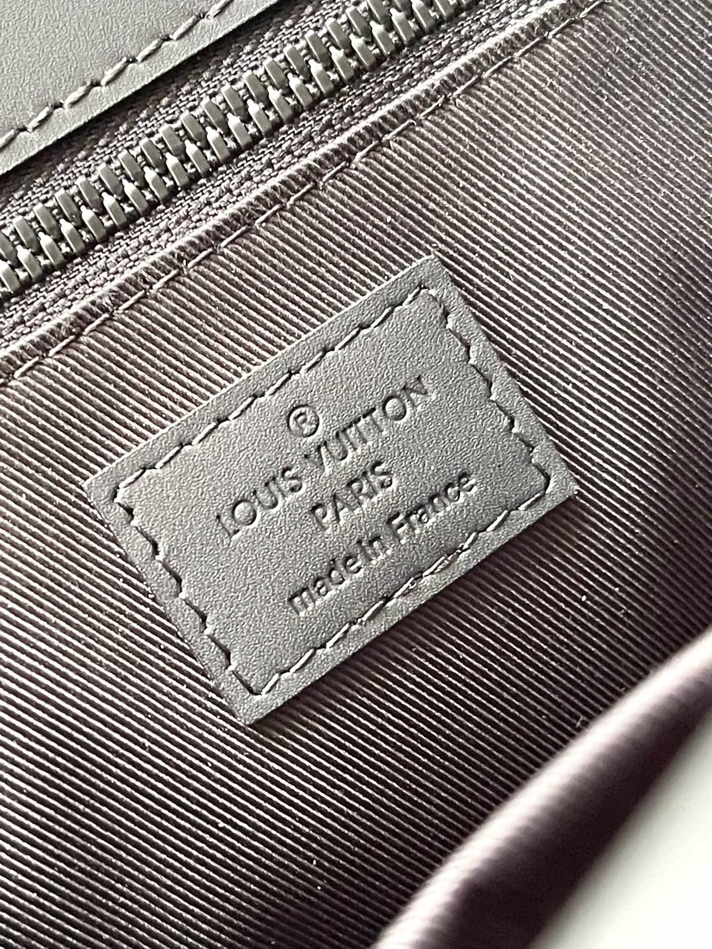 💰1180 (top-grain leather) top-quality original M21866 full leather. This Sac Plat handbag is made of Monogram embossed Taurillon leather. It focuses on straight lines, clear edges and corners, leather side straps and rolled leather handles. It uses functional design to highlight fashionable style. The padded compartment holds a laptop, and the removable and adjustable shoulder strap makes it easy to carry over your shoulder. Dimensions: 36.5 × 38 × 9 cm