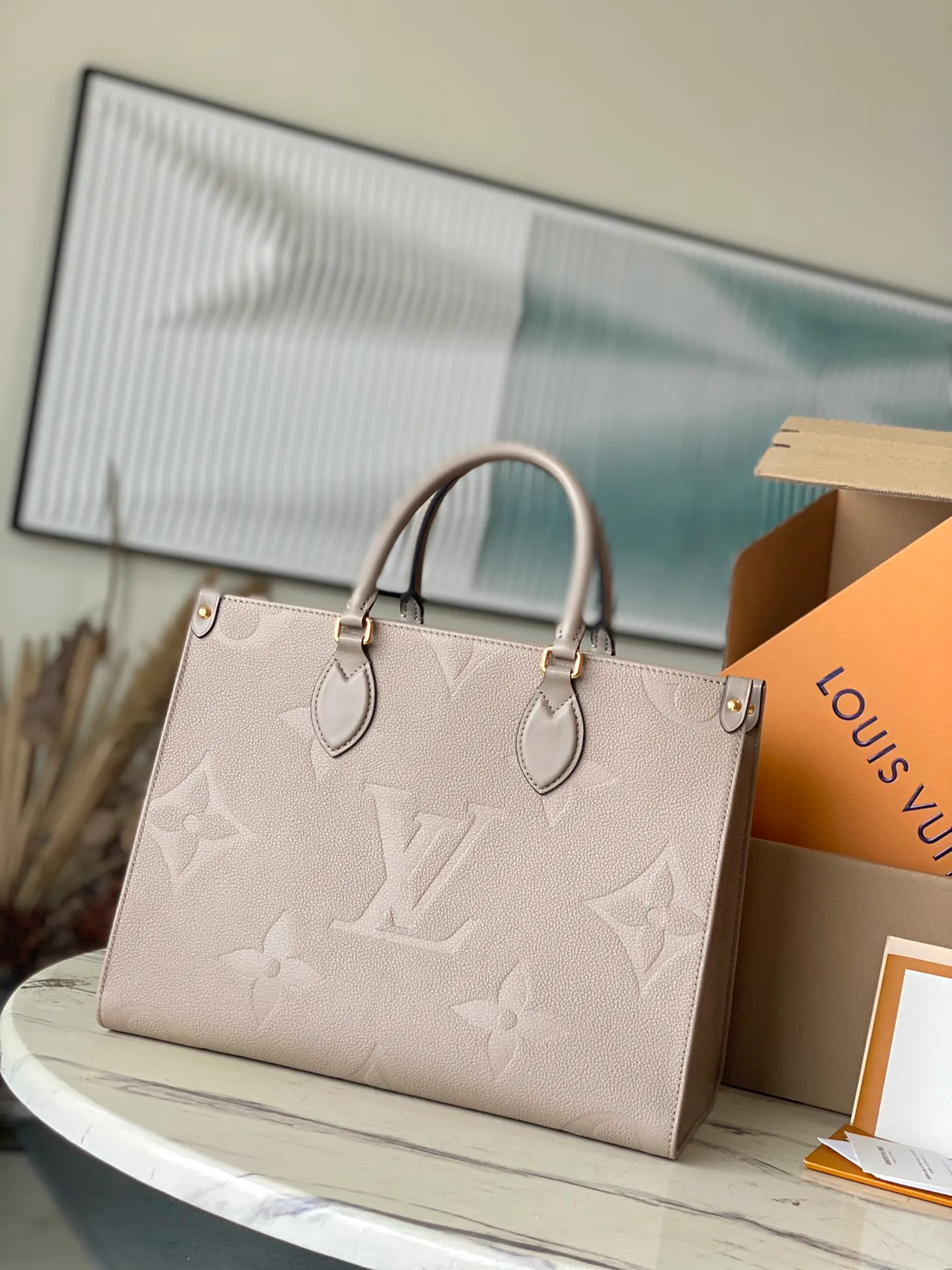 💰1120 (top layer leather) top original order M45607. Support counter inspection. Photos taken of duty-free goods are consistent with the product without unpacking. This product is an exclusive duty-free product in the market and is the highest-end product. Inspection is supported. This product has passed strict inspection and is flawless. Please wear gloves when touching the product. This product is not returnable or exchangeable. Please confirm the product first and then remove the label on the handle. This product is temporarily not open to the public, only regular customers, and is in short supply. Dimensions: 35 x 27 x 14 cm