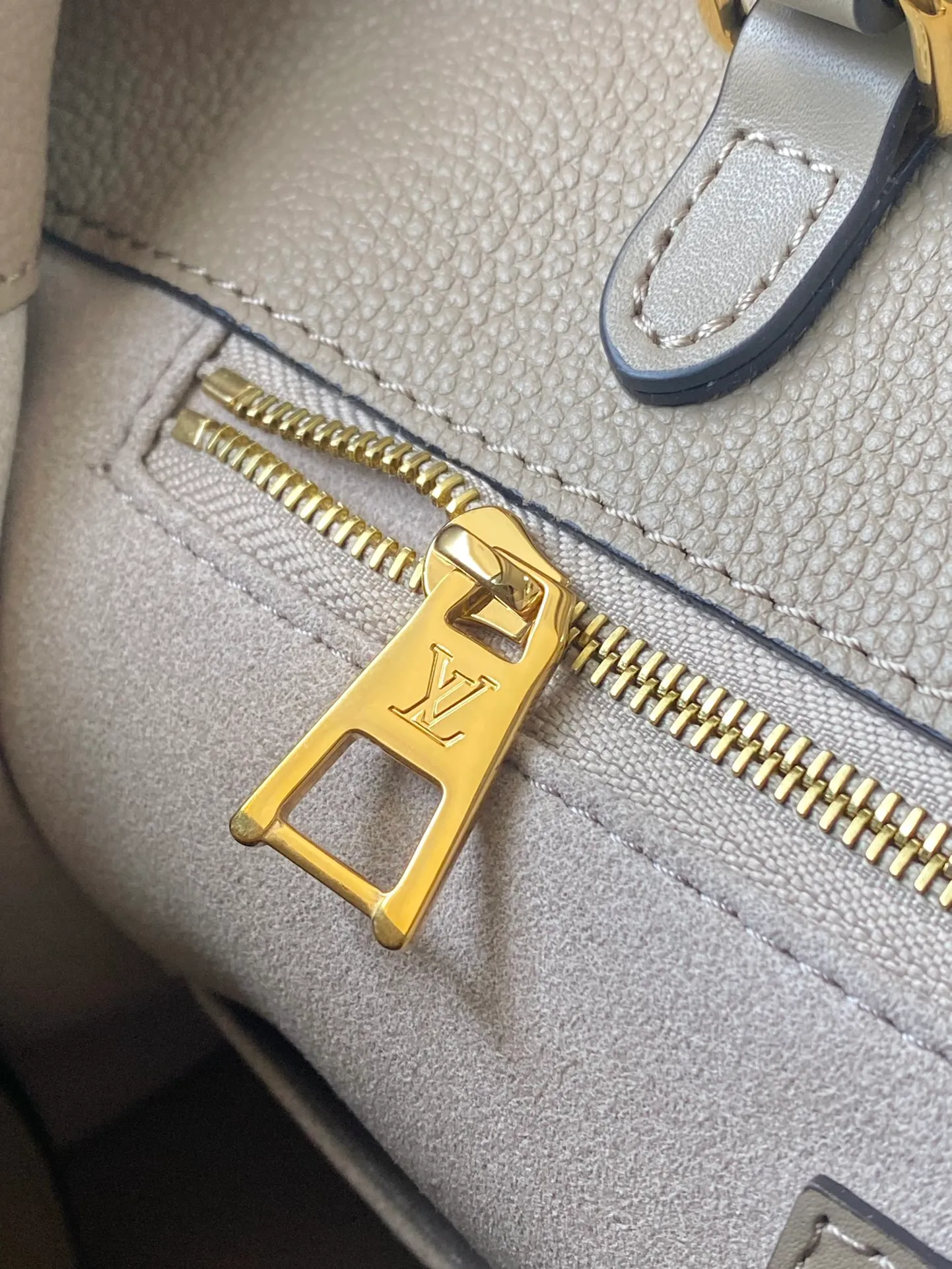 💰1120 (top layer leather) top original order M45607. Support counter inspection. Photos taken of duty-free goods are consistent with the product without unpacking. This product is an exclusive duty-free product in the market and is the highest-end product. Inspection is supported. This product has passed strict inspection and is flawless. Please wear gloves when touching the product. This product is not returnable or exchangeable. Please confirm the product first and then remove the label on the handle. This product is temporarily not open to the public, only regular customers, and is in short supply. Dimensions: 35 x 27 x 14 cm