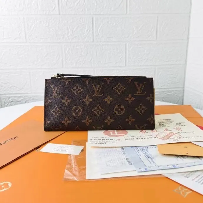 P130💰M61269 brown super practical model, still popular! Official website sync version! Combining Louis Vuitton's classic Monogram canvas material with a bright colored leather lining, the stylish Adele wallet features a modern thin design, two leather zippers and a magnetic clasp for easy opening. It also works as a clutch. 12 credit card slots, 2 zippered compartments for coins or a smartphone, 2 flat interior pockets, embossed cowhide leather lining, shiny gold-tone hardware. Size: 21.9.2