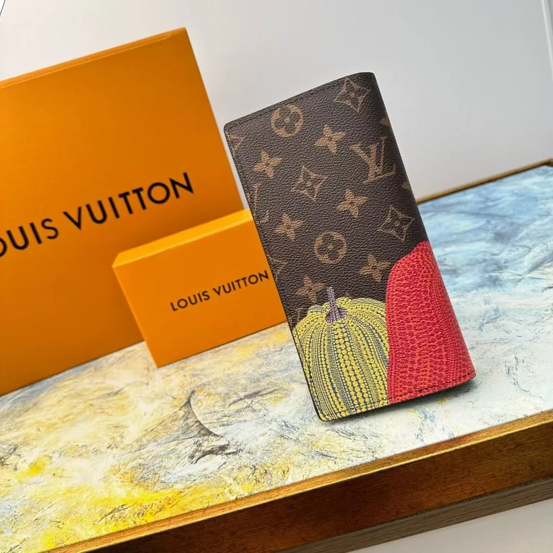P140 M62665 This practical LV x YK Slender wallet gives the new Louis Vuitton x Yayoi Kusama joint series a dazzling new look. The style is sewn with Monogram Eclipse Reverse canvas and printed with pumpkin patterns that are common in the works of Japanese art pioneer Yayoi Kusama, using bright colors to symbolize the warmth and optimism these works symbolize. The classic wallet is reinterpreted as a work of art, making it the perfect gift for art lovers. Monogram Eclipse Reverse coated canvas with colorful pumpkin pattern cowhide trim and LV x YK logo on the interior 16 business card slots ID card or business card slot Large zippered compartment for coins 4 inner compartments for banknotes and receipts Organ style banknote compartment 10 x 19 x 2 cm (length x height x width)