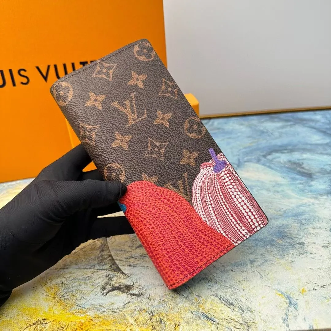 P140 M62665 This practical LV x YK Slender wallet gives the new Louis Vuitton x Yayoi Kusama joint series a dazzling new look. The style is sewn with Monogram Eclipse Reverse canvas and printed with pumpkin patterns that are common in the works of Japanese art pioneer Yayoi Kusama, using bright colors to symbolize the warmth and optimism these works symbolize. The classic wallet is reinterpreted as a work of art, making it the perfect gift for art lovers. Monogram Eclipse Reverse coated canvas with colorful pumpkin pattern cowhide trim and LV x YK logo on the interior 16 business card slots ID card or business card slot Large zippered compartment for coins 4 inner compartments for banknotes and receipts Organ style banknote compartment 10 x 19 x 2 cm (length x height x width)