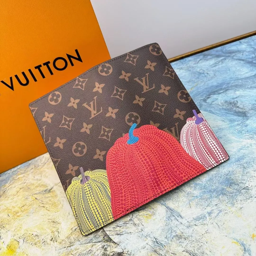 P140 M62665 This practical LV x YK Slender wallet gives the new Louis Vuitton x Yayoi Kusama joint series a dazzling new look. The style is sewn with Monogram Eclipse Reverse canvas and printed with pumpkin patterns that are common in the works of Japanese art pioneer Yayoi Kusama, using bright colors to symbolize the warmth and optimism these works symbolize. The classic wallet is reinterpreted as a work of art, making it the perfect gift for art lovers. Monogram Eclipse Reverse coated canvas with colorful pumpkin pattern cowhide trim and LV x YK logo on the interior 16 business card slots ID card or business card slot Large zippered compartment for coins 4 inner compartments for banknotes and receipts Organ style banknote compartment 10 x 19 x 2 cm (length x height x width)
