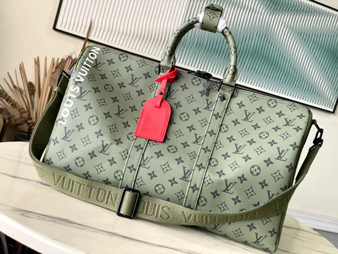 💰1220 Top original order M23962 This Keepall Bandouliere45 travel bag is from the Monogram Tones series. It uses fresh autumn colors and bright Monogram patterns to inject trendy style into the Monogram canvas. The vertical Louis Vuitton logo is marked with the brand imprint, and the detachable and adjustable shoulder strap allows for comfortable shoulder carrying. Dimensions: 45 × 27 × 20 cm