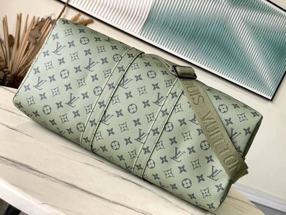 💰1220 Top original order M23962 This Keepall Bandouliere45 travel bag is from the Monogram Tones series. It uses fresh autumn colors and bright Monogram patterns to inject trendy style into the Monogram canvas. The vertical Louis Vuitton logo is marked with the brand imprint, and the detachable and adjustable shoulder strap allows for comfortable shoulder carrying. Dimensions: 45 × 27 × 20 cm