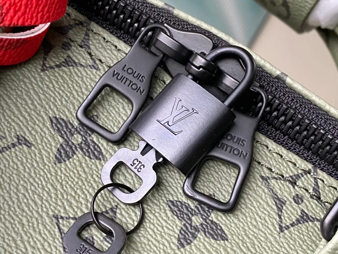 💰1220 Top original order M23962 This Keepall Bandouliere45 travel bag is from the Monogram Tones series. It uses fresh autumn colors and bright Monogram patterns to inject trendy style into the Monogram canvas. The vertical Louis Vuitton logo is marked with the brand imprint, and the detachable and adjustable shoulder strap allows for comfortable shoulder carrying. Dimensions: 45 × 27 × 20 cm