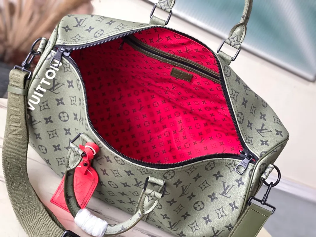 💰1220 Top original order M23962 This Keepall Bandouliere45 travel bag is from the Monogram Tones series. It uses fresh autumn colors and bright Monogram patterns to inject trendy style into the Monogram canvas. The vertical Louis Vuitton logo is marked with the brand imprint, and the detachable and adjustable shoulder strap allows for comfortable shoulder carrying. Dimensions: 45 × 27 × 20 cm