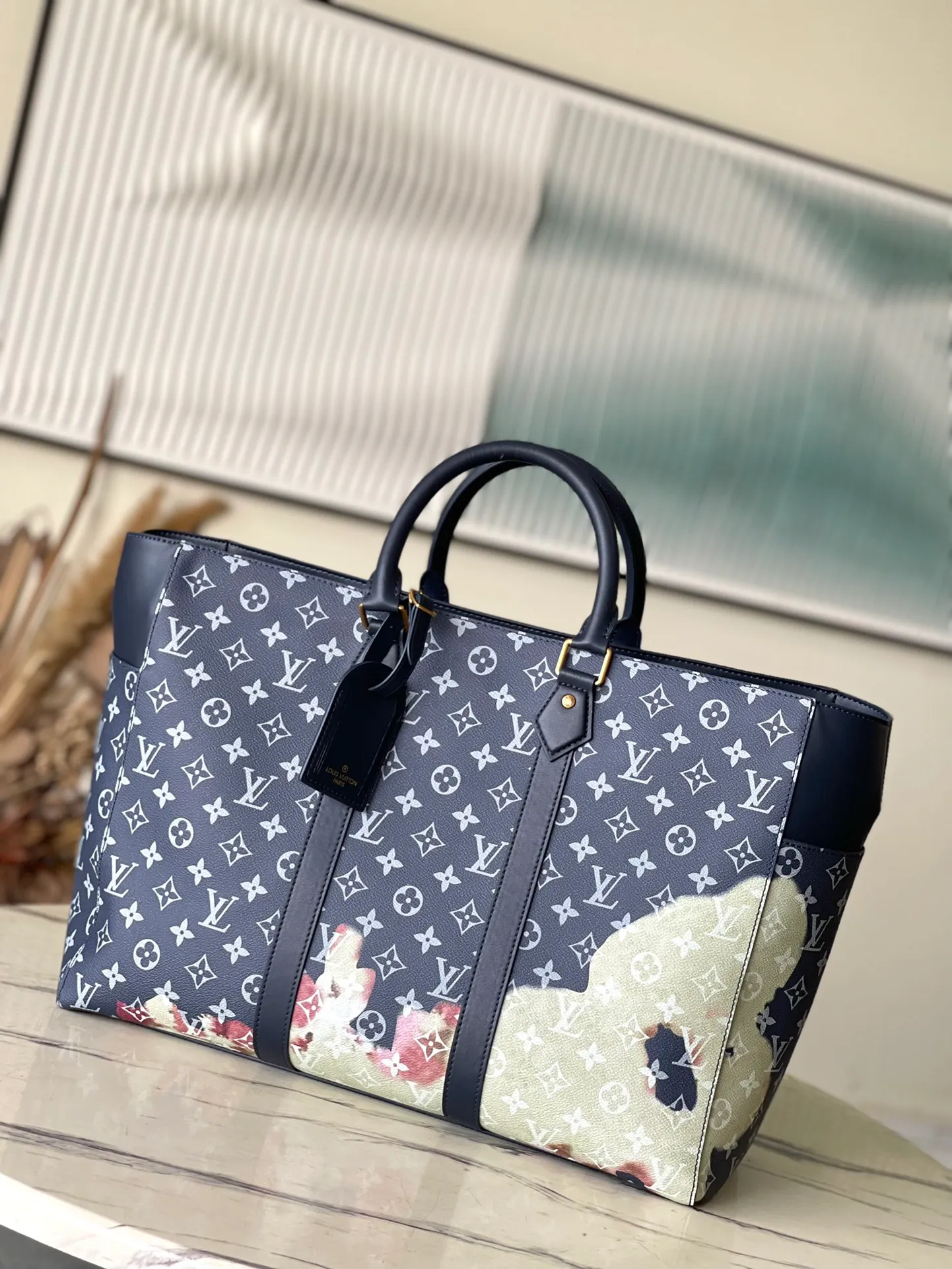 💰1180 Top-quality original M46812 blue handbag material is hand-painted and slightly faded, and then embossed with the Monogram pattern. Generous capacity combined with flat handles and adjustable shoulder straps. Detailed features 43 x 34 x 17.5 cm (length x height x width)