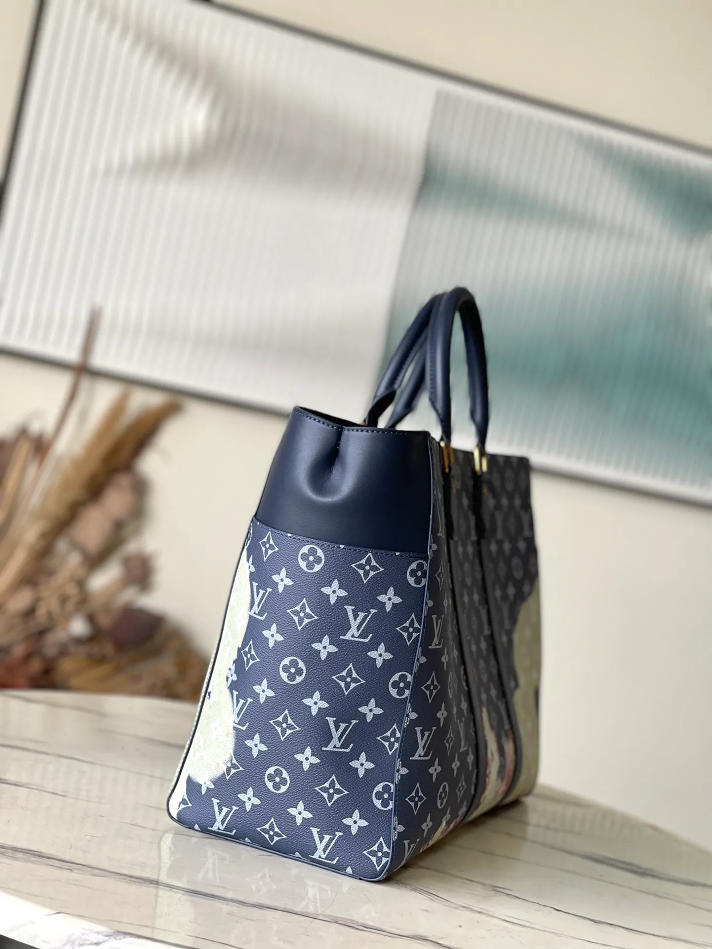 💰1180 Top-quality original M46812 blue handbag material is hand-painted and slightly faded, and then embossed with the Monogram pattern. Generous capacity combined with flat handles and adjustable shoulder straps. Detailed features 43 x 34 x 17.5 cm (length x height x width)