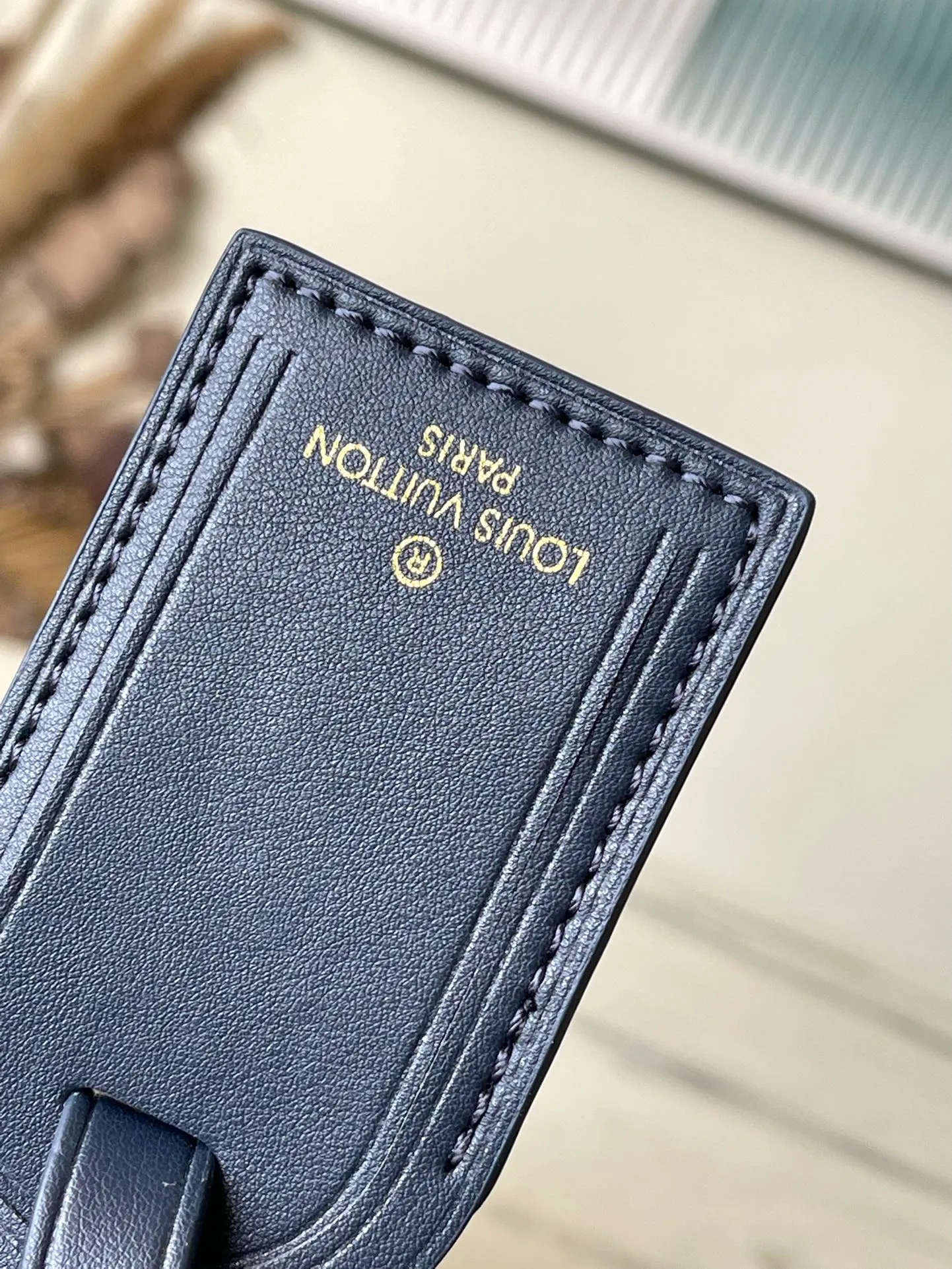 💰1180 Top-quality original M46812 blue handbag material is hand-painted and slightly faded, and then embossed with the Monogram pattern. Generous capacity combined with flat handles and adjustable shoulder straps. Detailed features 43 x 34 x 17.5 cm (length x height x width)