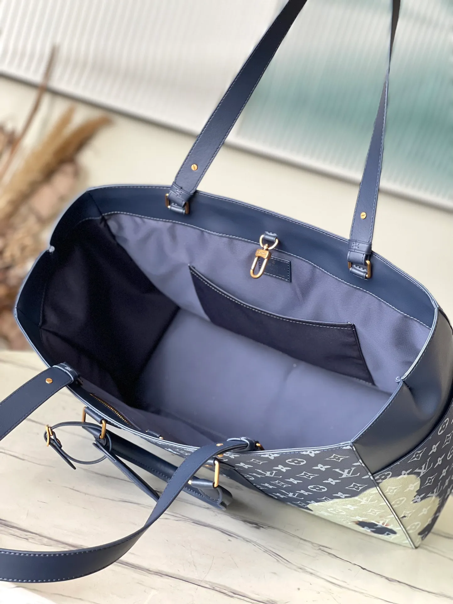 💰1180 Top-quality original M46812 blue handbag material is hand-painted and slightly faded, and then embossed with the Monogram pattern. Generous capacity combined with flat handles and adjustable shoulder straps. Detailed features 43 x 34 x 17.5 cm (length x height x width)