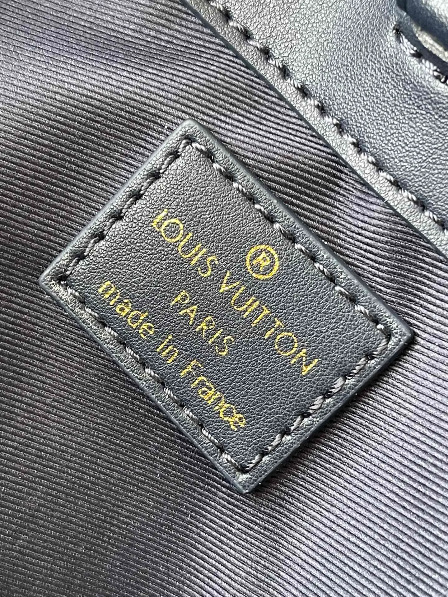 💰1180 Top-quality original M46812 blue handbag material is hand-painted and slightly faded, and then embossed with the Monogram pattern. Generous capacity combined with flat handles and adjustable shoulder straps. Detailed features 43 x 34 x 17.5 cm (length x height x width)