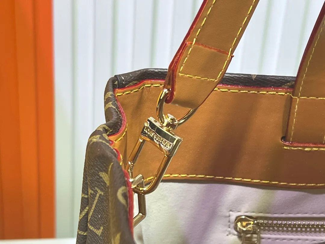 Batch 320💰Medium M24457 This medium Shopper handbag draws inspiration from Louis Vuitton shopping bags, with the words Louis Vuitton and Maison Fondée En 1854 written on soft cow leather, with a top handle and a detachable shoulder strap. Dimensions: 34x31x14cm