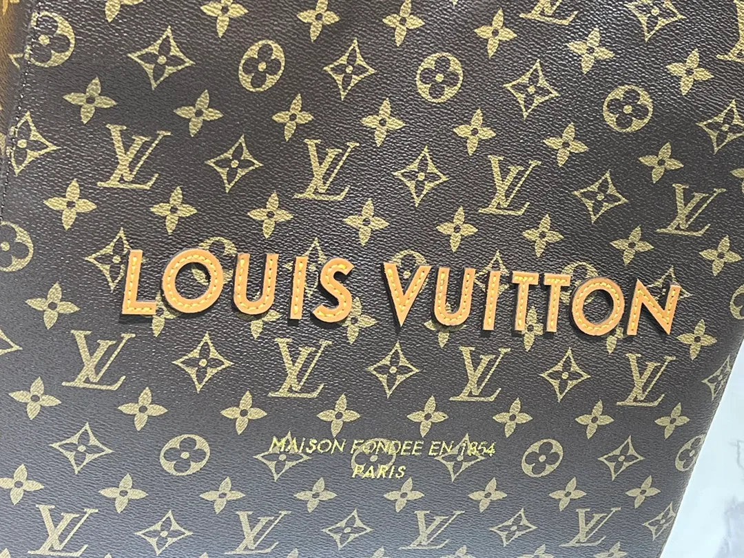 Batch 320💰Medium M24457 This medium Shopper handbag draws inspiration from Louis Vuitton shopping bags, with the words Louis Vuitton and Maison Fondée En 1854 written on soft cow leather, with a top handle and a detachable shoulder strap. Dimensions: 34x31x14cm