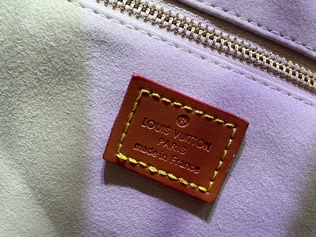 Batch 320💰Medium M24457 This medium Shopper handbag draws inspiration from Louis Vuitton shopping bags, with the words Louis Vuitton and Maison Fondée En 1854 written on soft cow leather, with a top handle and a detachable shoulder strap. Dimensions: 34x31x14cm