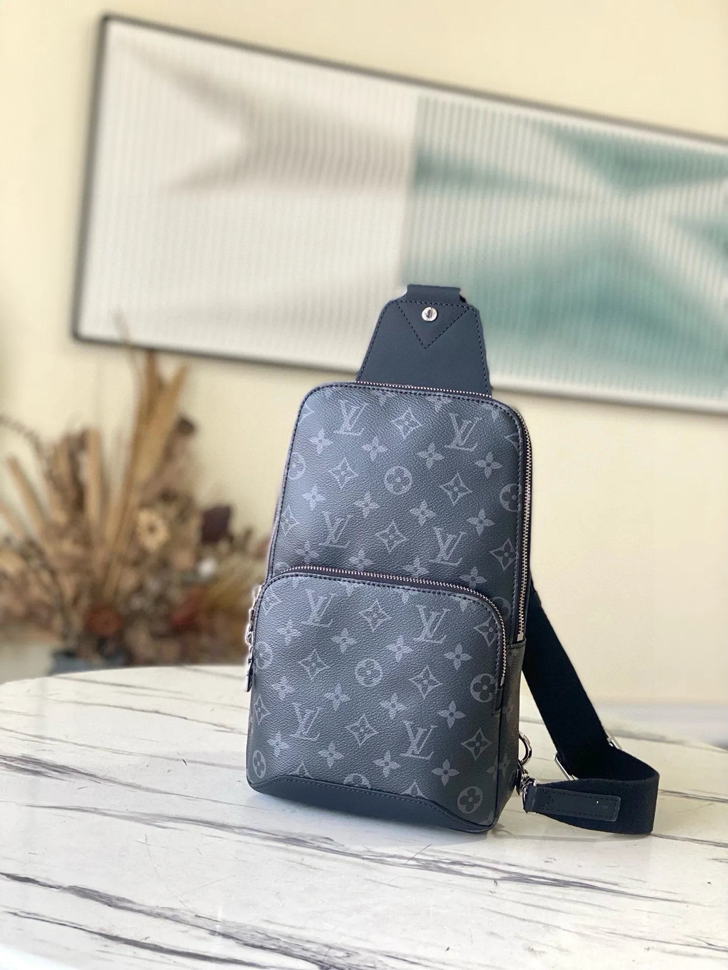💰740 (Steel Hardware) Top Original M41719 Black Flower AVENUE Shoulder Bag Chest Bag This Damier Graphite canvas fabric Avenue shoulder bag is the perfect companion for urban life. Small and stylish, it shows a casual and uninhibited attitude. "Smart" shoulder strap design is suitable for carrying on the left or right shoulder. Double zipper opening and closing design ensures that valuables are safe! Size: 21x31x9cm