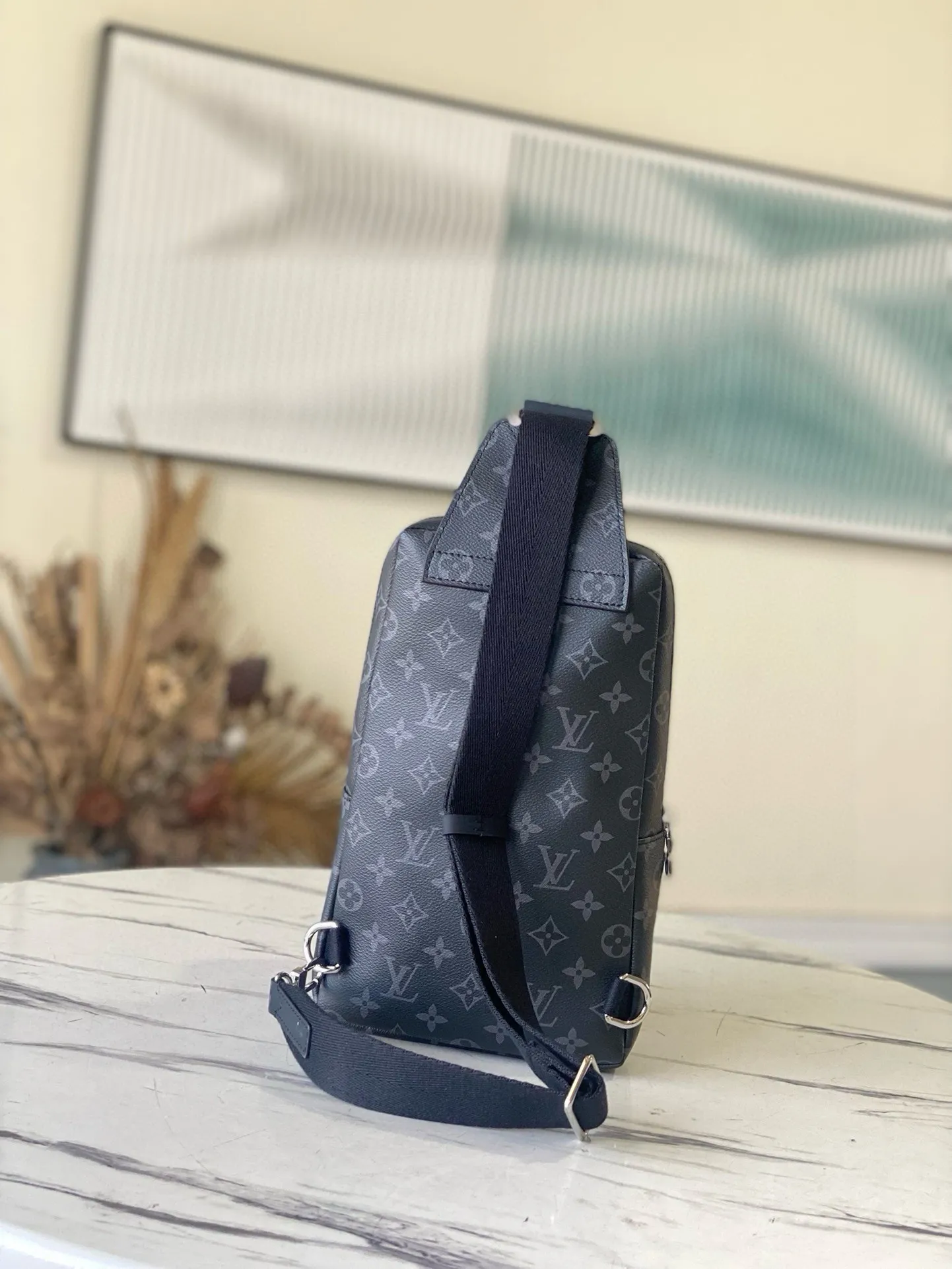 💰740 (Steel Hardware) Top Original M41719 Black Flower AVENUE Shoulder Bag Chest Bag This Damier Graphite canvas fabric Avenue shoulder bag is the perfect companion for urban life. Small and stylish, it shows a casual and uninhibited attitude. "Smart" shoulder strap design is suitable for carrying on the left or right shoulder. Double zipper opening and closing design ensures that valuables are safe! Size: 21x31x9cm