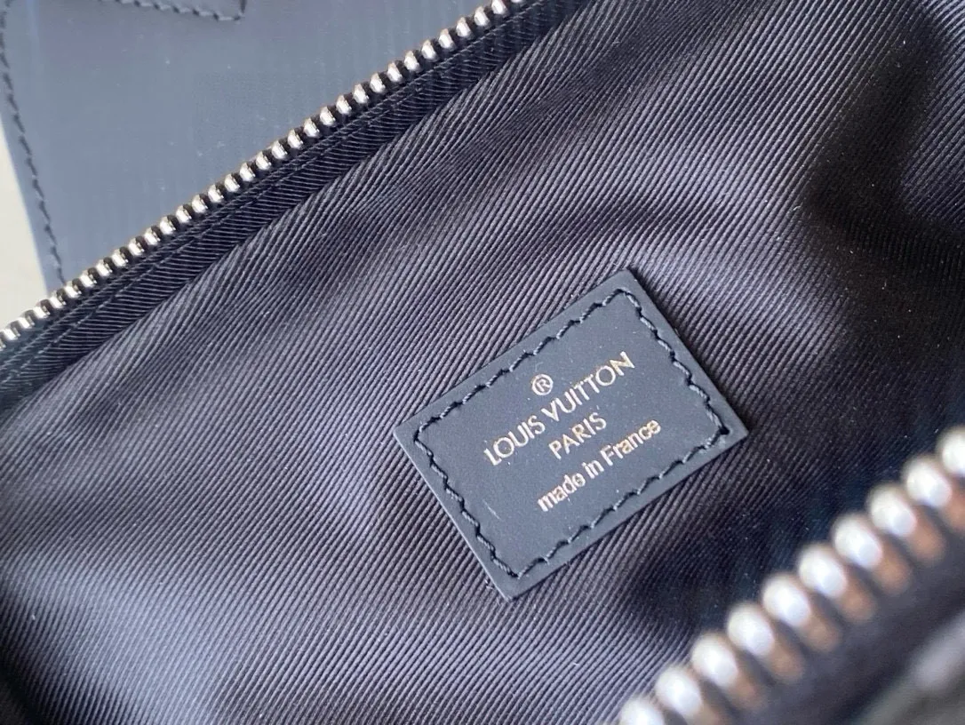 💰740 (Steel Hardware) Top Original M41719 Black Flower AVENUE Shoulder Bag Chest Bag This Damier Graphite canvas fabric Avenue shoulder bag is the perfect companion for urban life. Small and stylish, it shows a casual and uninhibited attitude. "Smart" shoulder strap design is suitable for carrying on the left or right shoulder. Double zipper opening and closing design ensures that valuables are safe! Size: 21x31x9cm
