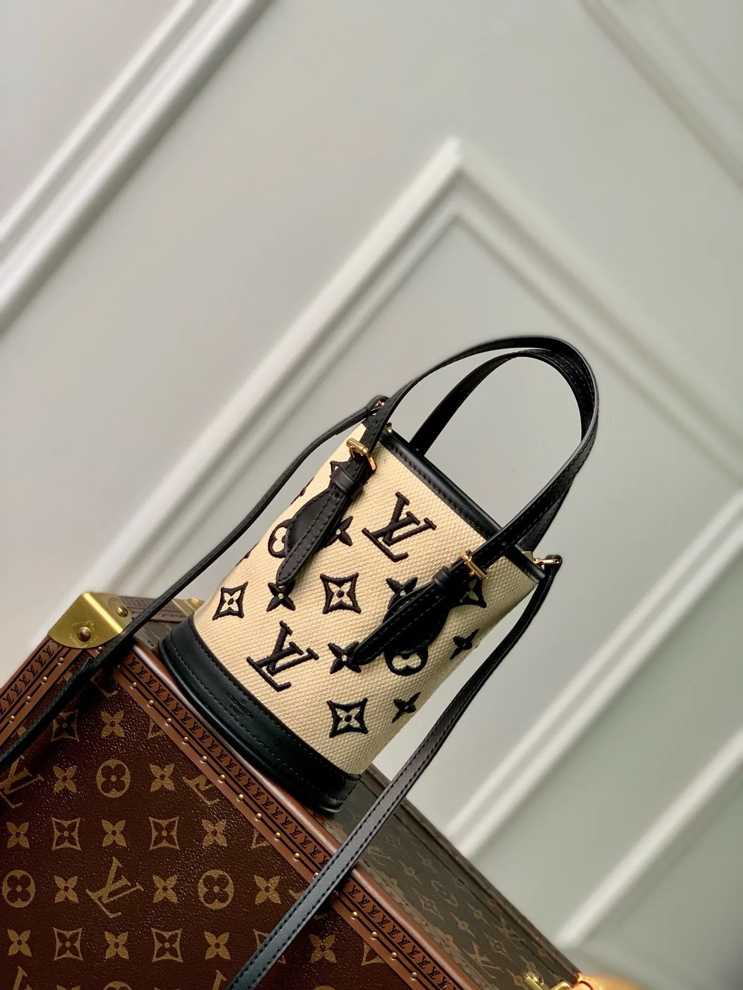 💰1120 (chip version) top original single M82418 black woven mini handbag series new NANO BUCKET handbag of the season. This Nano Bucket handbag combines cotton and leather trimming, with Monogram pattern embellishment and exquisite bucket bag design. Explore even more styling possibilities with the adjustable leather handles and removable and adjustable shoulder strap. Leather key pouch inside interior compartment. Detailed features 13 x 17 x 9 cm.