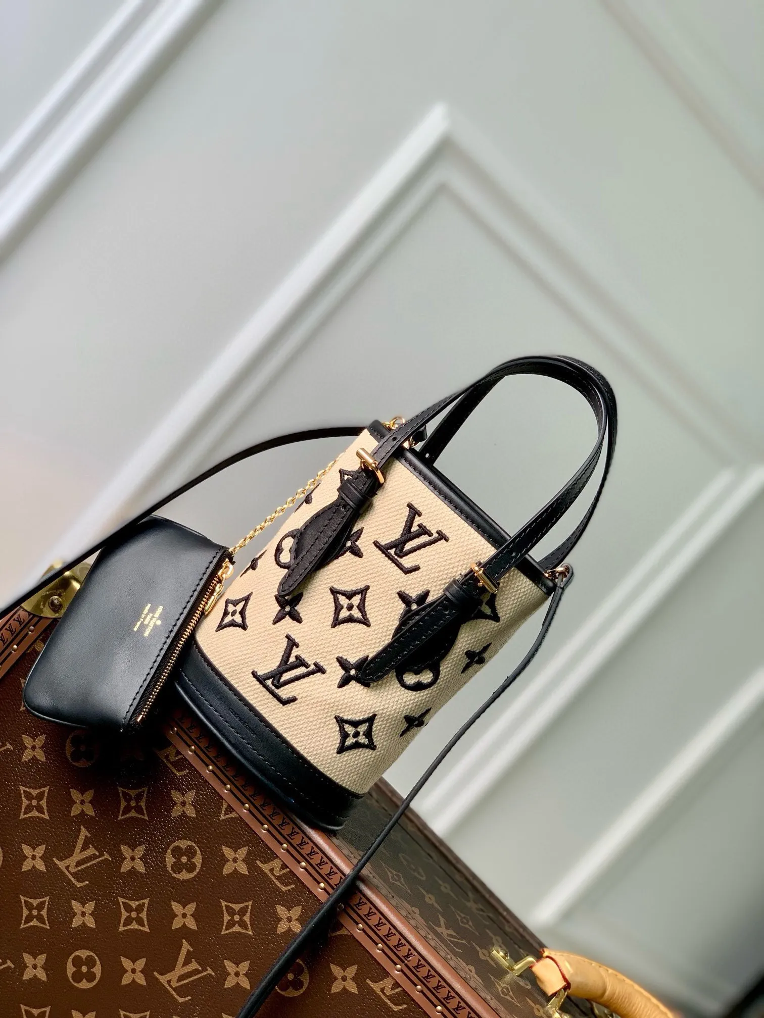 💰1120 (chip version) top original single M82418 black woven mini handbag series new NANO BUCKET handbag of the season. This Nano Bucket handbag combines cotton and leather trimming, with Monogram pattern embellishment and exquisite bucket bag design. Explore even more styling possibilities with the adjustable leather handles and removable and adjustable shoulder strap. Leather key pouch inside interior compartment. Detailed features 13 x 17 x 9 cm.