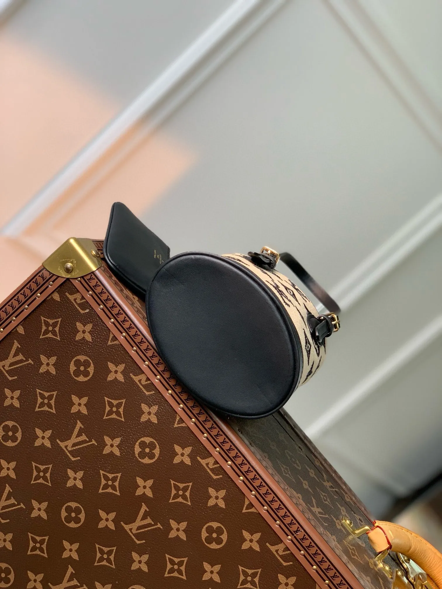 💰1120 (chip version) top original single M82418 black woven mini handbag series new NANO BUCKET handbag of the season. This Nano Bucket handbag combines cotton and leather trimming, with Monogram pattern embellishment and exquisite bucket bag design. Explore even more styling possibilities with the adjustable leather handles and removable and adjustable shoulder strap. Leather key pouch inside interior compartment. Detailed features 13 x 17 x 9 cm.