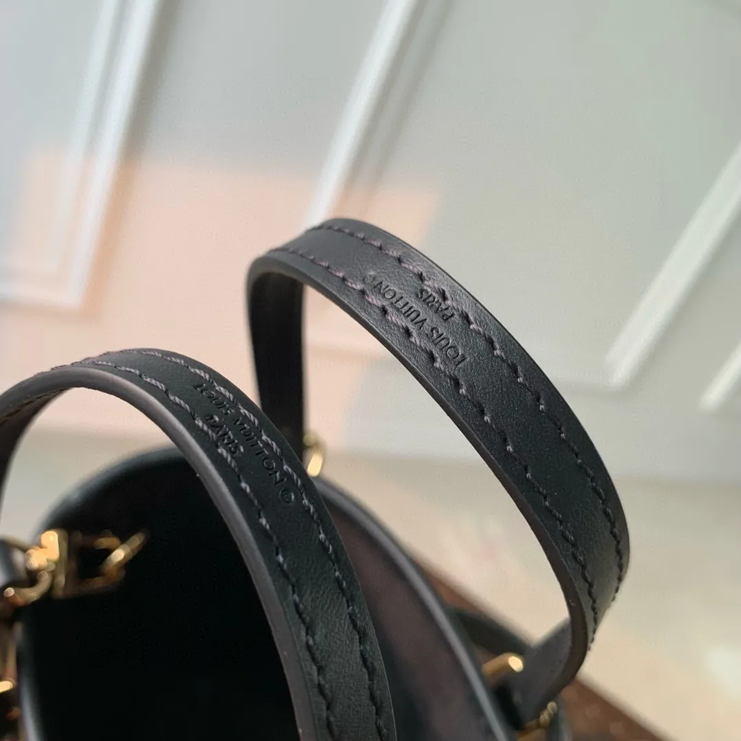 💰1120 (chip version) top original single M82418 black woven mini handbag series new NANO BUCKET handbag of the season. This Nano Bucket handbag combines cotton and leather trimming, with Monogram pattern embellishment and exquisite bucket bag design. Explore even more styling possibilities with the adjustable leather handles and removable and adjustable shoulder strap. Leather key pouch inside interior compartment. Detailed features 13 x 17 x 9 cm.