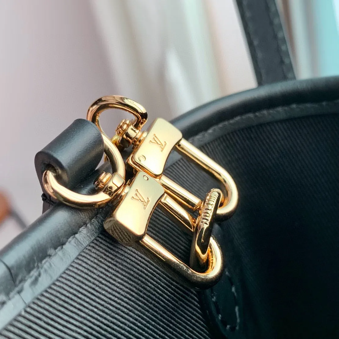💰1120 (chip version) top original single M82418 black woven mini handbag series new NANO BUCKET handbag of the season. This Nano Bucket handbag combines cotton and leather trimming, with Monogram pattern embellishment and exquisite bucket bag design. Explore even more styling possibilities with the adjustable leather handles and removable and adjustable shoulder strap. Leather key pouch inside interior compartment. Detailed features 13 x 17 x 9 cm.