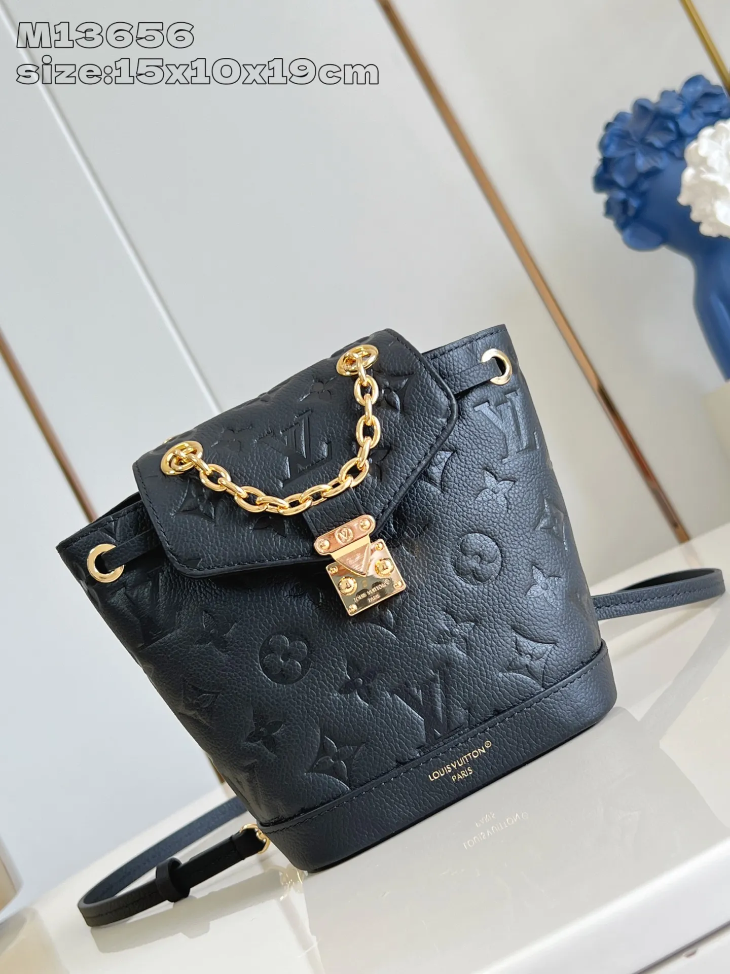 💰900 (top-grain leather) Top-quality original item M13656 Black】M14549 This Nano Noé backpack is made of Monogram Empreinte leather. Its drawstring design and soft outline echo the original configuration, highlighting the eclectic mix of functionality and trend. The dazzling S-lock buckle highlights the details, and the leather shoulder strap can be removed to transform into a mini shoulder bag. 15 x 10 x 19 cm (height x width x length)