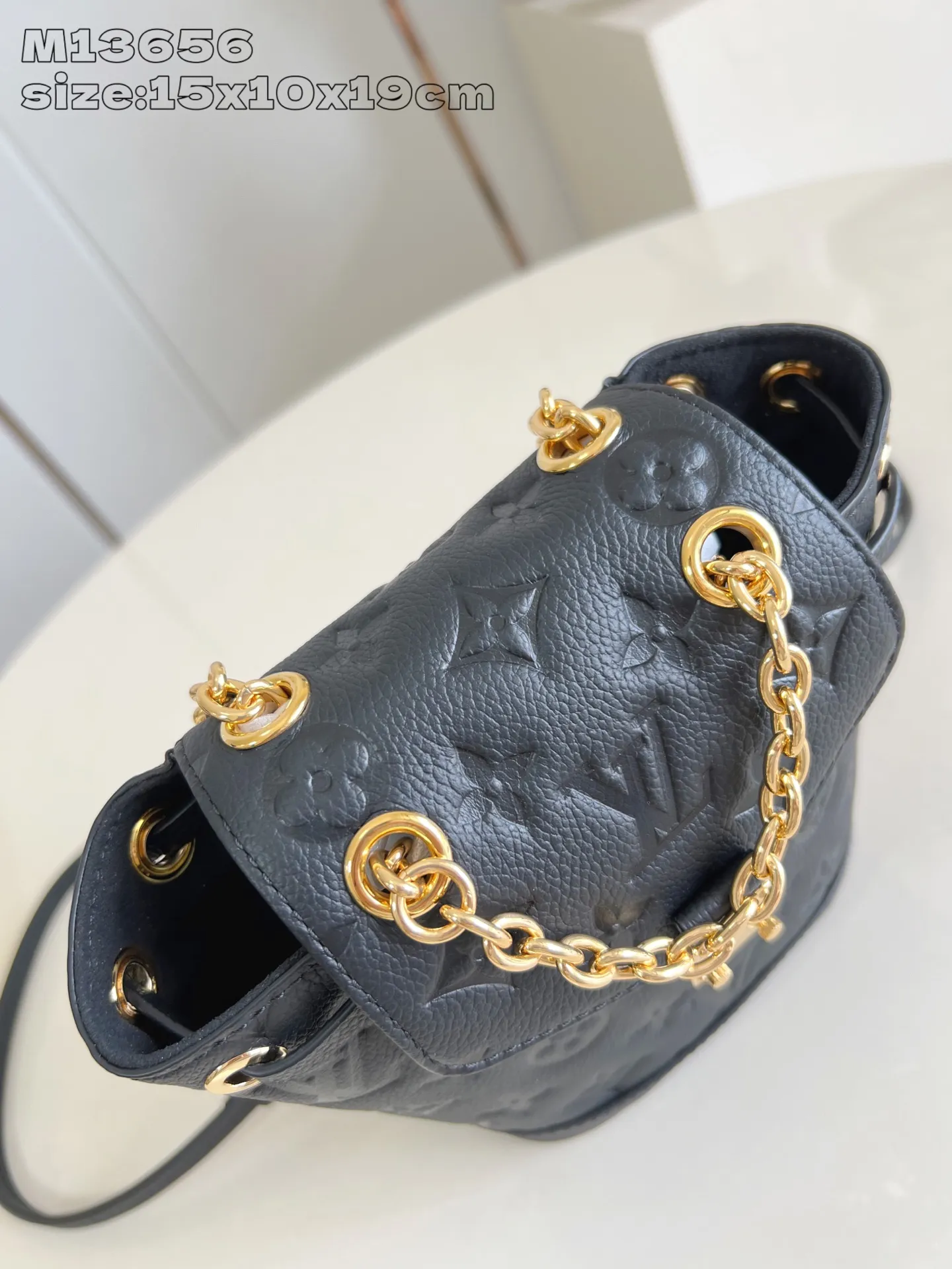 💰900 (top-grain leather) Top-quality original item M13656 Black】M14549 This Nano Noé backpack is made of Monogram Empreinte leather. Its drawstring design and soft outline echo the original configuration, highlighting the eclectic mix of functionality and trend. The dazzling S-lock buckle highlights the details, and the leather shoulder strap can be removed to transform into a mini shoulder bag. 15 x 10 x 19 cm (height x width x length)