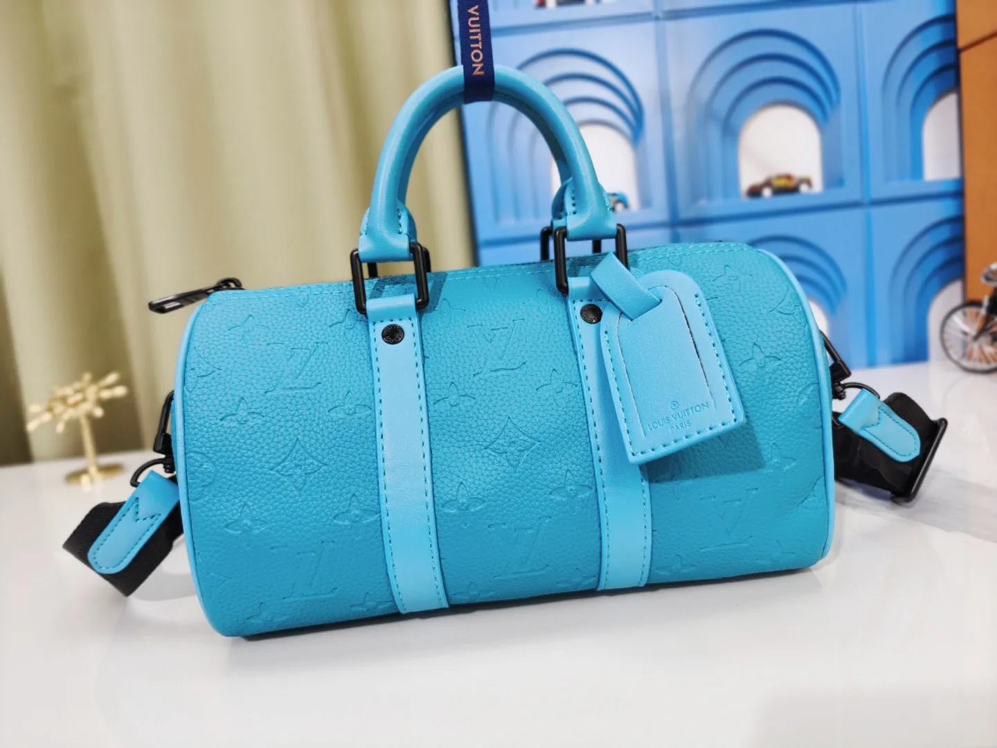 P260 upgraded original M46271 black flower M11645 gray flower blue, M11996 embossed blue M13166 yellow M12684 green pillow bag. This Keepall 25 handbag is made of Monogram Eclipse Reverse canvas, showing an elegant reinterpretation of Louis Vuitton's classic pattern. The reinforced straps and leather nameplate continue the iconic elements of the Keepall series, and the zipper closure keeps personal items safe and secure. Dimensions: 25.0 x 15.0 x 11.0cm (Length x Height x Width)