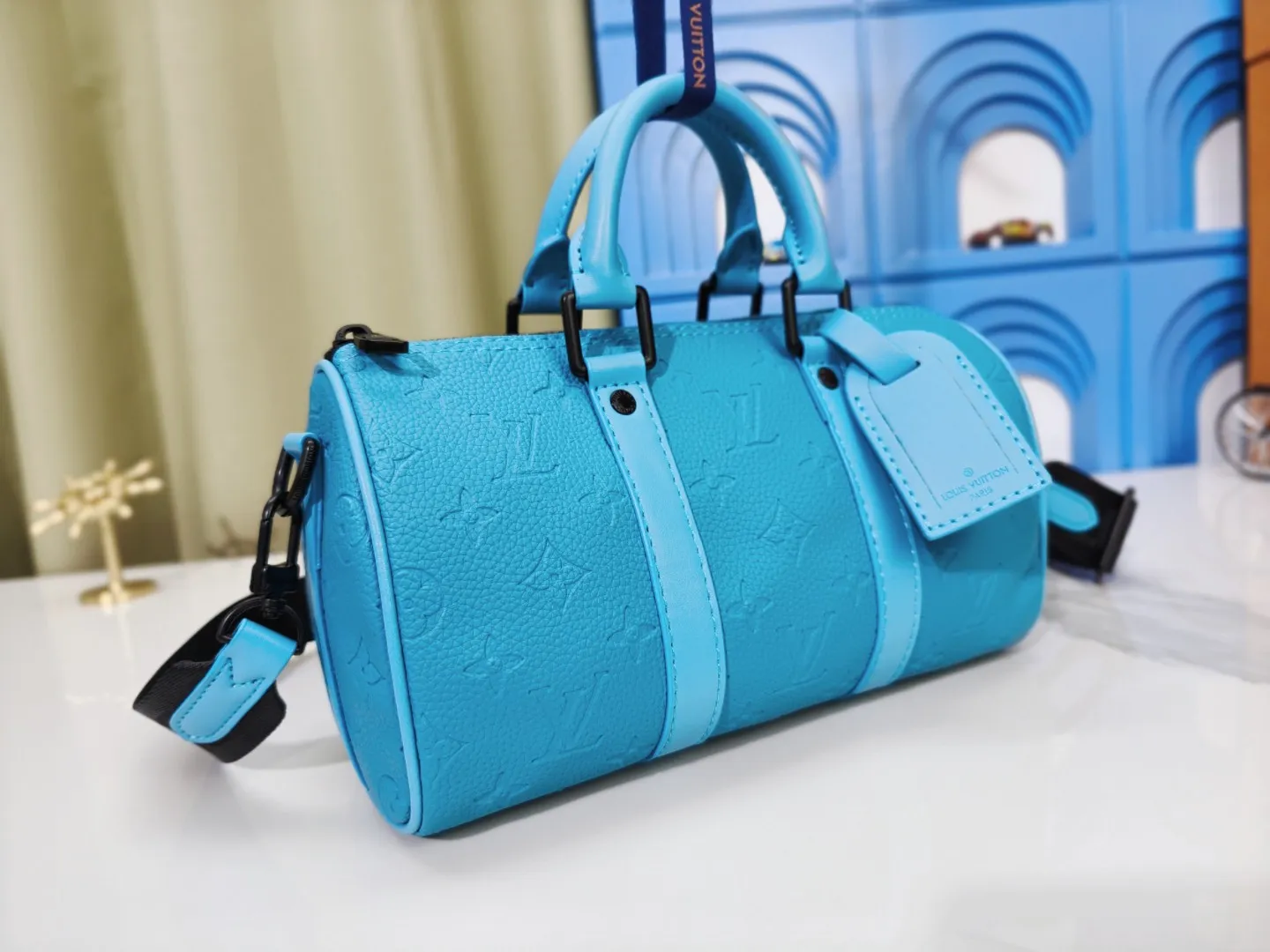 P260 upgraded original M46271 black flower M11645 gray flower blue, M11996 embossed blue M13166 yellow M12684 green pillow bag. This Keepall 25 handbag is made of Monogram Eclipse Reverse canvas, showing an elegant reinterpretation of Louis Vuitton's classic pattern. The reinforced straps and leather nameplate continue the iconic elements of the Keepall series, and the zipper closure keeps personal items safe and secure. Dimensions: 25.0 x 15.0 x 11.0cm (Length x Height x Width)