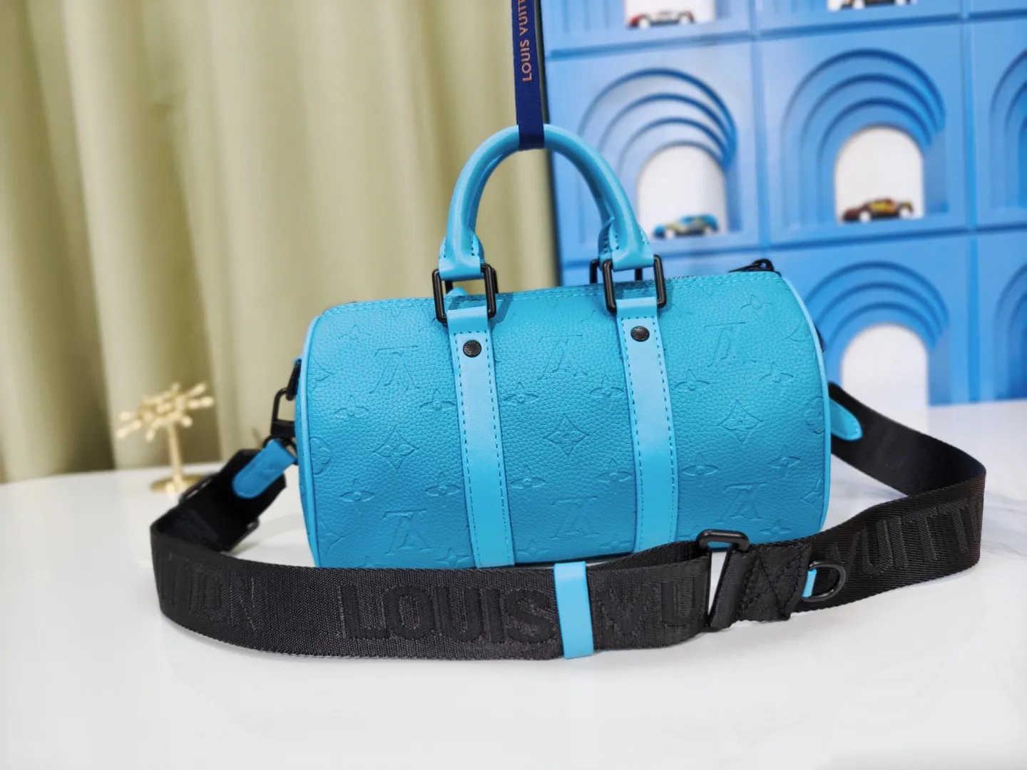 P260 upgraded original M46271 black flower M11645 gray flower blue, M11996 embossed blue M13166 yellow M12684 green pillow bag. This Keepall 25 handbag is made of Monogram Eclipse Reverse canvas, showing an elegant reinterpretation of Louis Vuitton's classic pattern. The reinforced straps and leather nameplate continue the iconic elements of the Keepall series, and the zipper closure keeps personal items safe and secure. Dimensions: 25.0 x 15.0 x 11.0cm (Length x Height x Width)