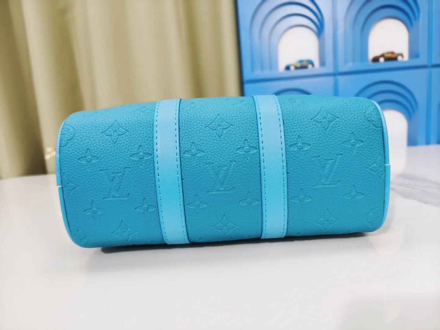 P260 upgraded original M46271 black flower M11645 gray flower blue, M11996 embossed blue M13166 yellow M12684 green pillow bag. This Keepall 25 handbag is made of Monogram Eclipse Reverse canvas, showing an elegant reinterpretation of Louis Vuitton's classic pattern. The reinforced straps and leather nameplate continue the iconic elements of the Keepall series, and the zipper closure keeps personal items safe and secure. Dimensions: 25.0 x 15.0 x 11.0cm (Length x Height x Width)