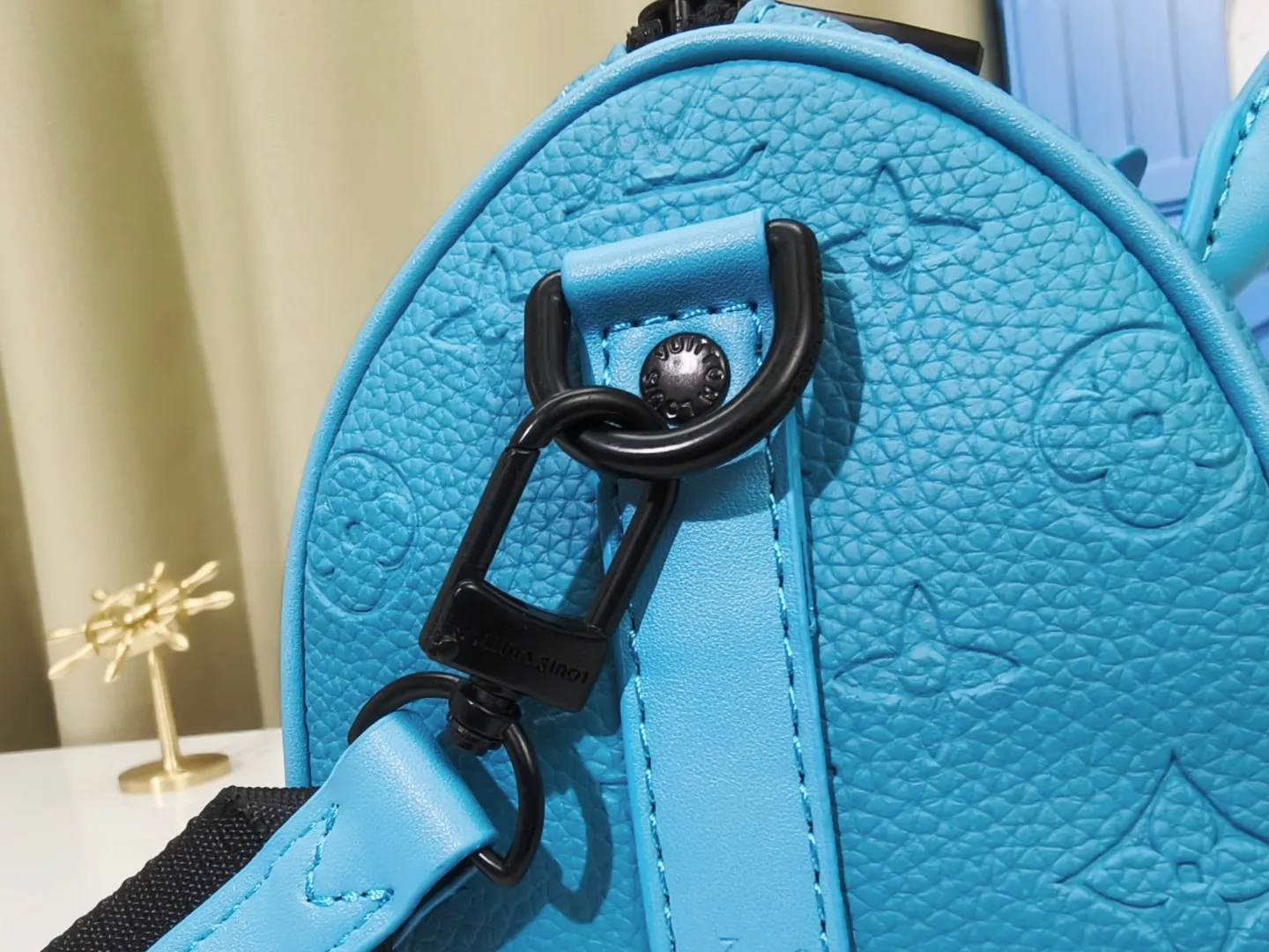P260 upgraded original M46271 black flower M11645 gray flower blue, M11996 embossed blue M13166 yellow M12684 green pillow bag. This Keepall 25 handbag is made of Monogram Eclipse Reverse canvas, showing an elegant reinterpretation of Louis Vuitton's classic pattern. The reinforced straps and leather nameplate continue the iconic elements of the Keepall series, and the zipper closure keeps personal items safe and secure. Dimensions: 25.0 x 15.0 x 11.0cm (Length x Height x Width)