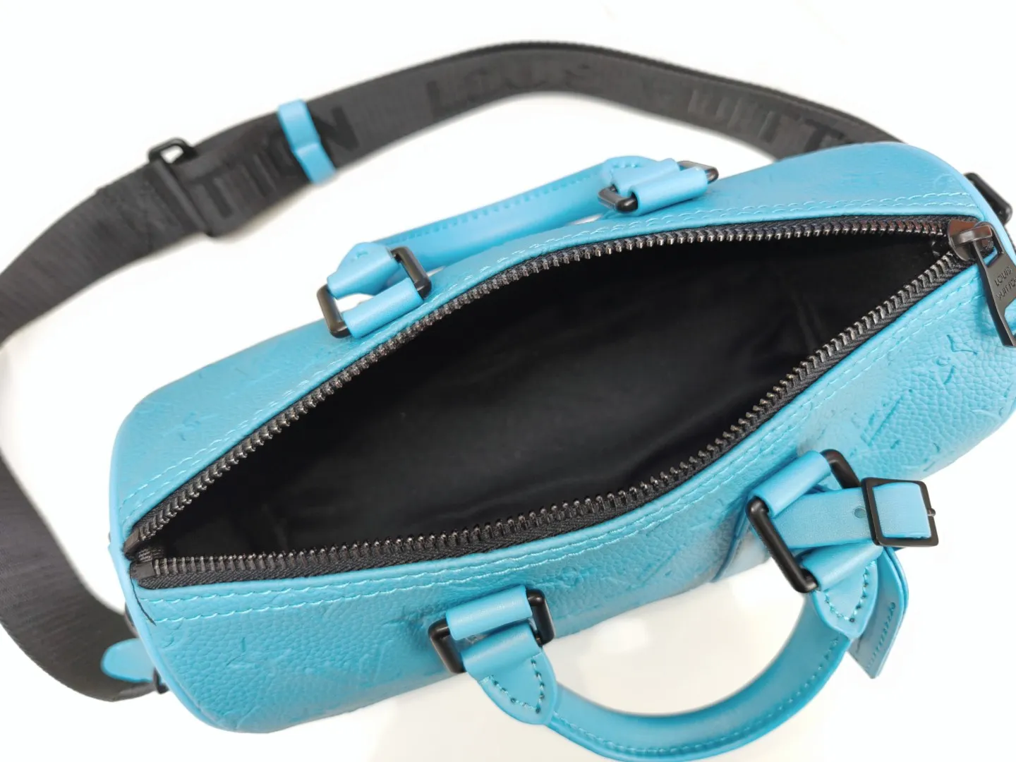 P260 upgraded original M46271 black flower M11645 gray flower blue, M11996 embossed blue M13166 yellow M12684 green pillow bag. This Keepall 25 handbag is made of Monogram Eclipse Reverse canvas, showing an elegant reinterpretation of Louis Vuitton's classic pattern. The reinforced straps and leather nameplate continue the iconic elements of the Keepall series, and the zipper closure keeps personal items safe and secure. Dimensions: 25.0 x 15.0 x 11.0cm (Length x Height x Width)