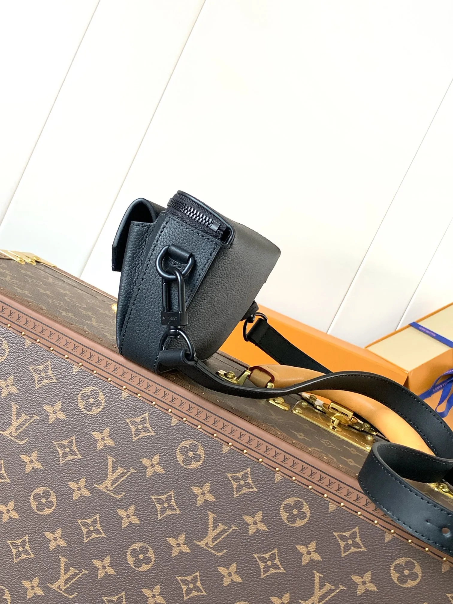 💰940 (top layer leather) top original order M83563 black top original order transcoding chip This Pilot mini handbag is made of grained cow leather with a rounded shape, providing a trendy choice for daily travel. A zippered main compartment ensures secure storage, and a front pocket provides easy access to small items like your phone or keys. Detachable shoulder strap allows for comfortable shoulder or cross-body wear. Cow leather, cow leather trim, fabric lining, metal hardware, zipper closure, flap outer pocket, shoulder strap: removable and adjustable! ! Model: M83563; Size: 20x12x5.5CM