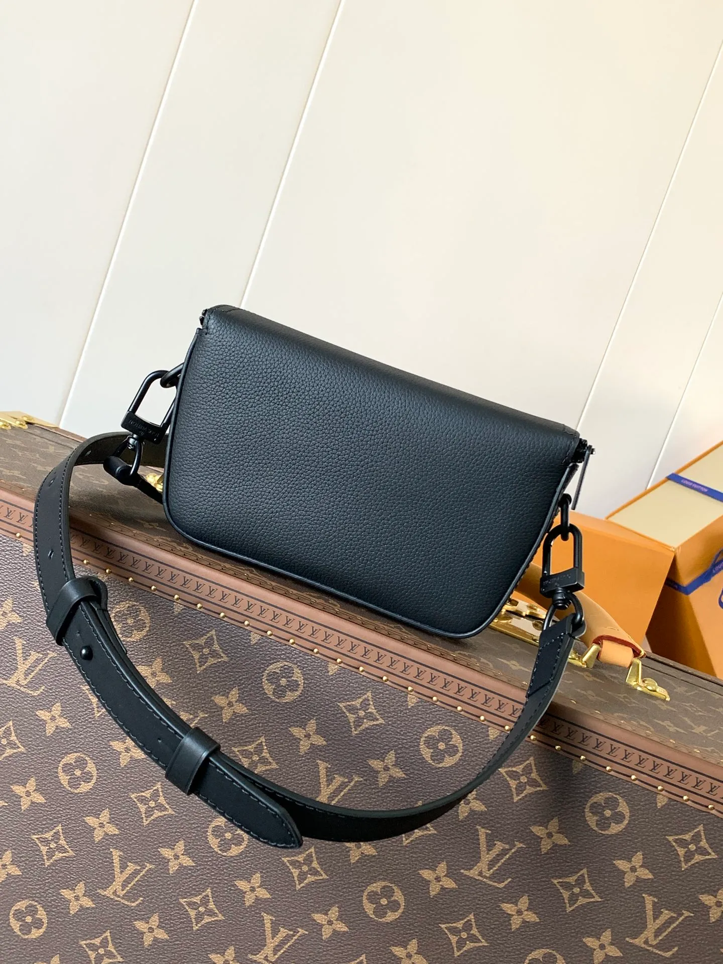 💰940 (top layer leather) top original order M83563 black top original order transcoding chip This Pilot mini handbag is made of grained cow leather with a rounded shape, providing a trendy choice for daily travel. A zippered main compartment ensures secure storage, and a front pocket provides easy access to small items like your phone or keys. Detachable shoulder strap allows for comfortable shoulder or cross-body wear. Cow leather, cow leather trim, fabric lining, metal hardware, zipper closure, flap outer pocket, shoulder strap: removable and adjustable! ! Model: M83563; Size: 20x12x5.5CM