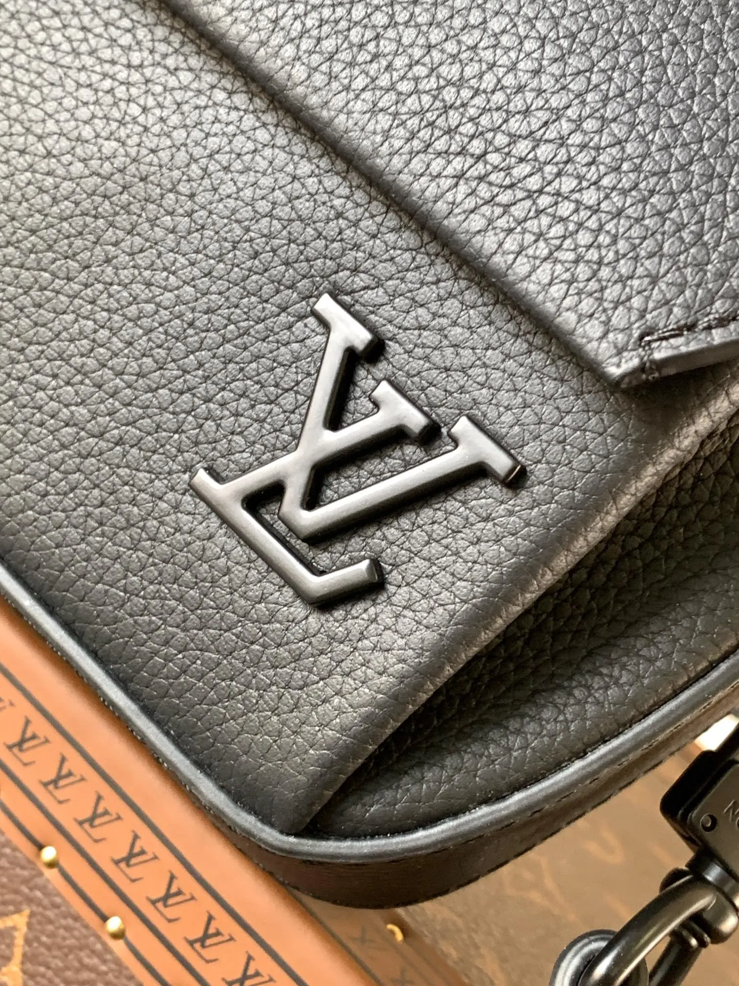 💰940 (top layer leather) top original order M83563 black top original order transcoding chip This Pilot mini handbag is made of grained cow leather with a rounded shape, providing a trendy choice for daily travel. A zippered main compartment ensures secure storage, and a front pocket provides easy access to small items like your phone or keys. Detachable shoulder strap allows for comfortable shoulder or cross-body wear. Cow leather, cow leather trim, fabric lining, metal hardware, zipper closure, flap outer pocket, shoulder strap: removable and adjustable! ! Model: M83563; Size: 20x12x5.5CM