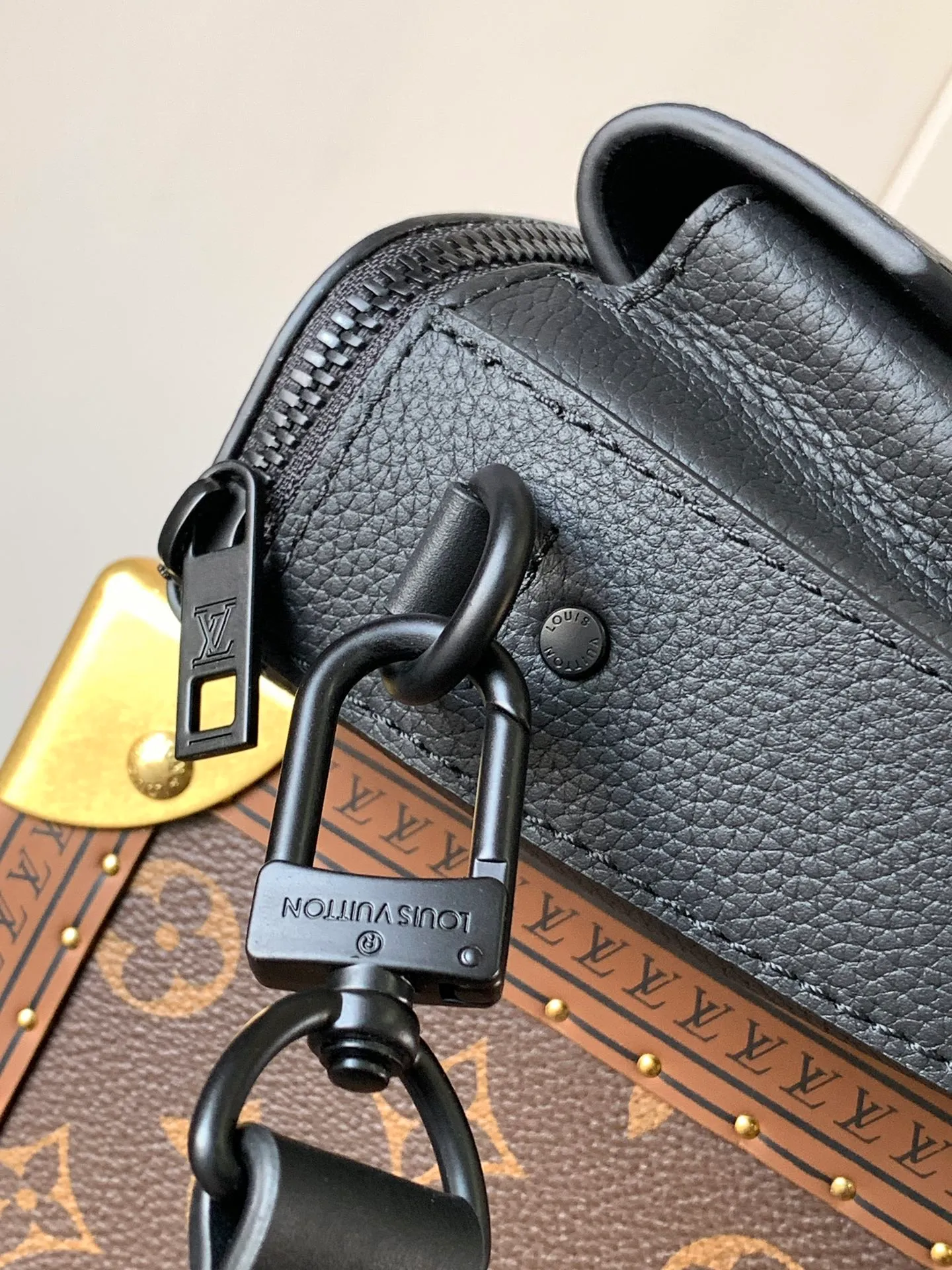 💰940 (top layer leather) top original order M83563 black top original order transcoding chip This Pilot mini handbag is made of grained cow leather with a rounded shape, providing a trendy choice for daily travel. A zippered main compartment ensures secure storage, and a front pocket provides easy access to small items like your phone or keys. Detachable shoulder strap allows for comfortable shoulder or cross-body wear. Cow leather, cow leather trim, fabric lining, metal hardware, zipper closure, flap outer pocket, shoulder strap: removable and adjustable! ! Model: M83563; Size: 20x12x5.5CM