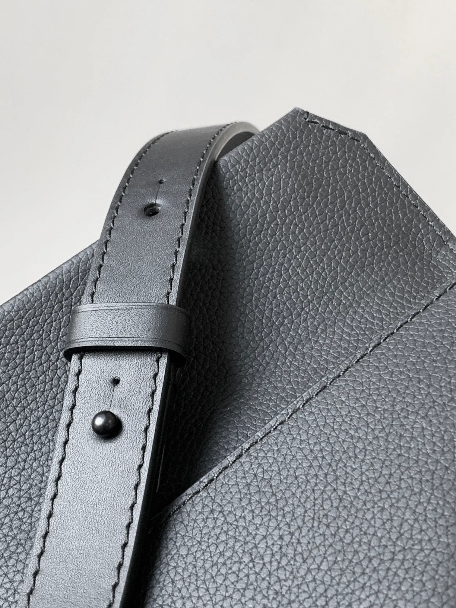 💰940 (top layer leather) top original order M83563 black top original order transcoding chip This Pilot mini handbag is made of grained cow leather with a rounded shape, providing a trendy choice for daily travel. A zippered main compartment ensures secure storage, and a front pocket provides easy access to small items like your phone or keys. Detachable shoulder strap allows for comfortable shoulder or cross-body wear. Cow leather, cow leather trim, fabric lining, metal hardware, zipper closure, flap outer pocket, shoulder strap: removable and adjustable! ! Model: M83563; Size: 20x12x5.5CM