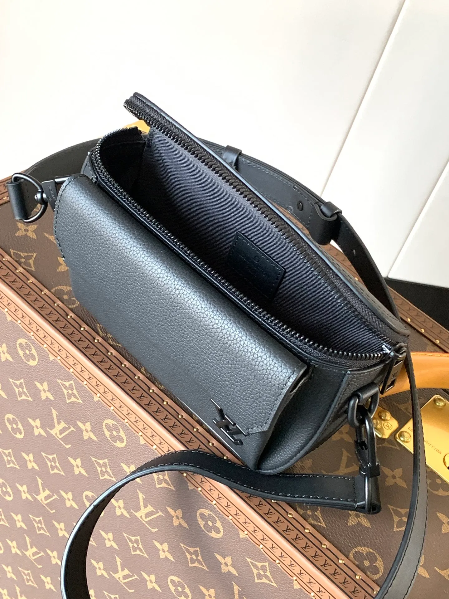 💰940 (top layer leather) top original order M83563 black top original order transcoding chip This Pilot mini handbag is made of grained cow leather with a rounded shape, providing a trendy choice for daily travel. A zippered main compartment ensures secure storage, and a front pocket provides easy access to small items like your phone or keys. Detachable shoulder strap allows for comfortable shoulder or cross-body wear. Cow leather, cow leather trim, fabric lining, metal hardware, zipper closure, flap outer pocket, shoulder strap: removable and adjustable! ! Model: M83563; Size: 20x12x5.5CM
