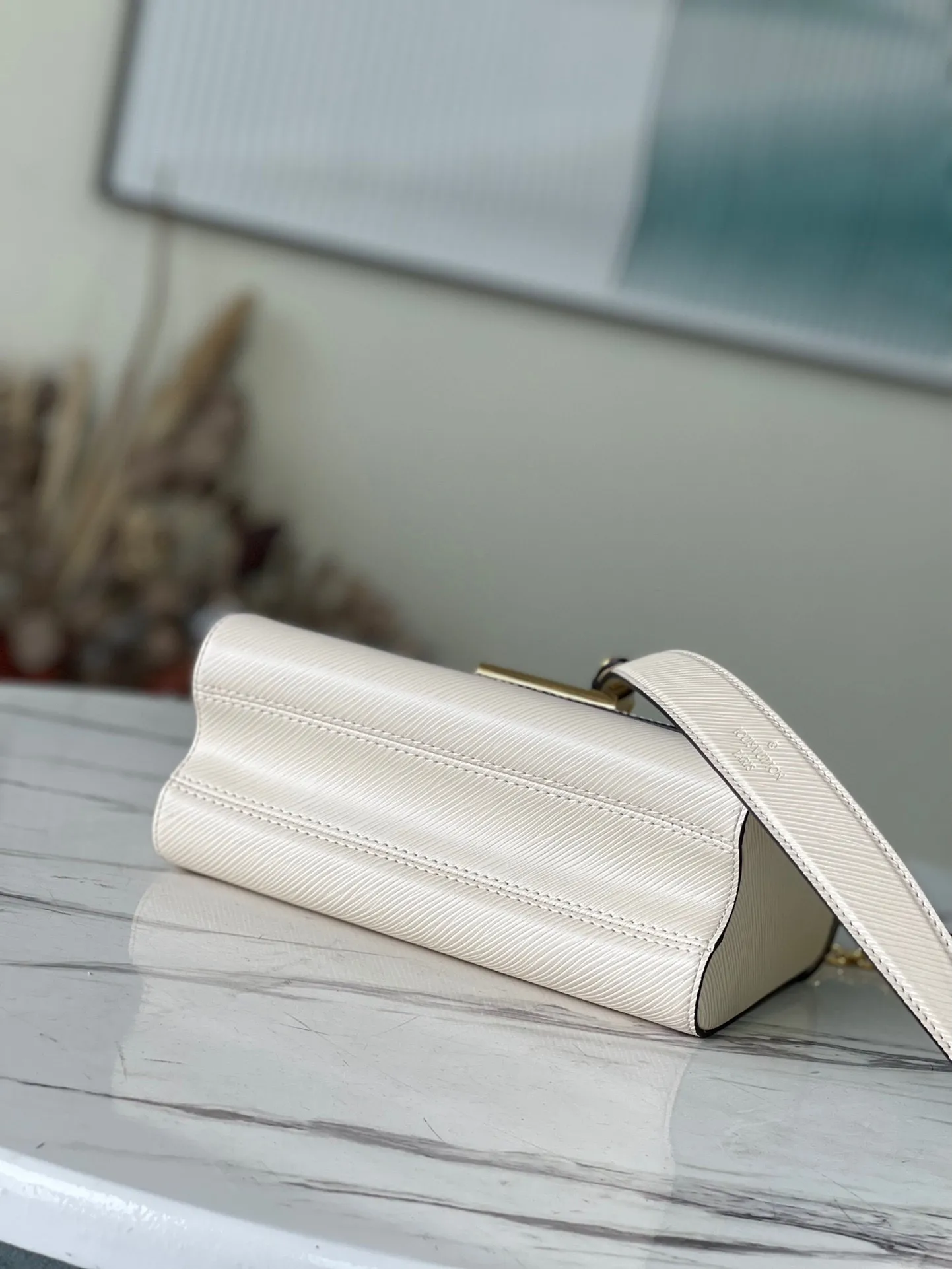 💰1160 (top layer leather) top original M59761 off-white Twist chain bag first announced the neoclassical style in the 2015 Cruise early spring series. This medium-sized handbag is made of the brand's signature Epi leather and is embellished with a sculptural Twist lock that releases the dazzling luster of the metal. The wavy bottom of the bag hides the mystery of its capacity; the sliding chain shoulder strap can be folded or unfolded to carry it on the shoulder or across the body, allowing it to be worn day and night with its aesthetic elegance. Dimensions: 23 x 17 x 9.5 cm